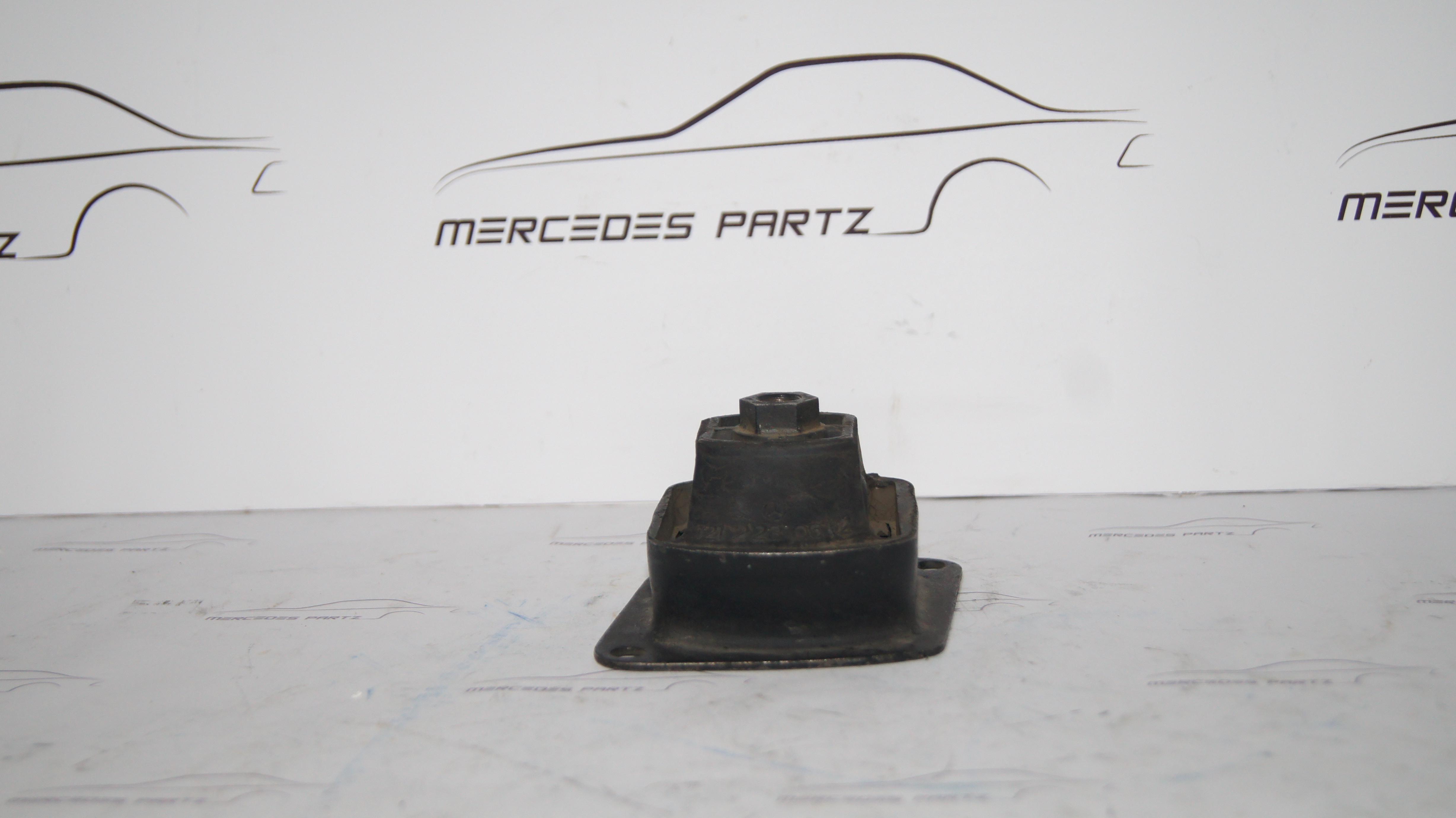 A1212230512 W110 Rubber Mount HeckFlosse-Fintail A1212230512 W110 Rubber Mount HeckFlosse-Fintail