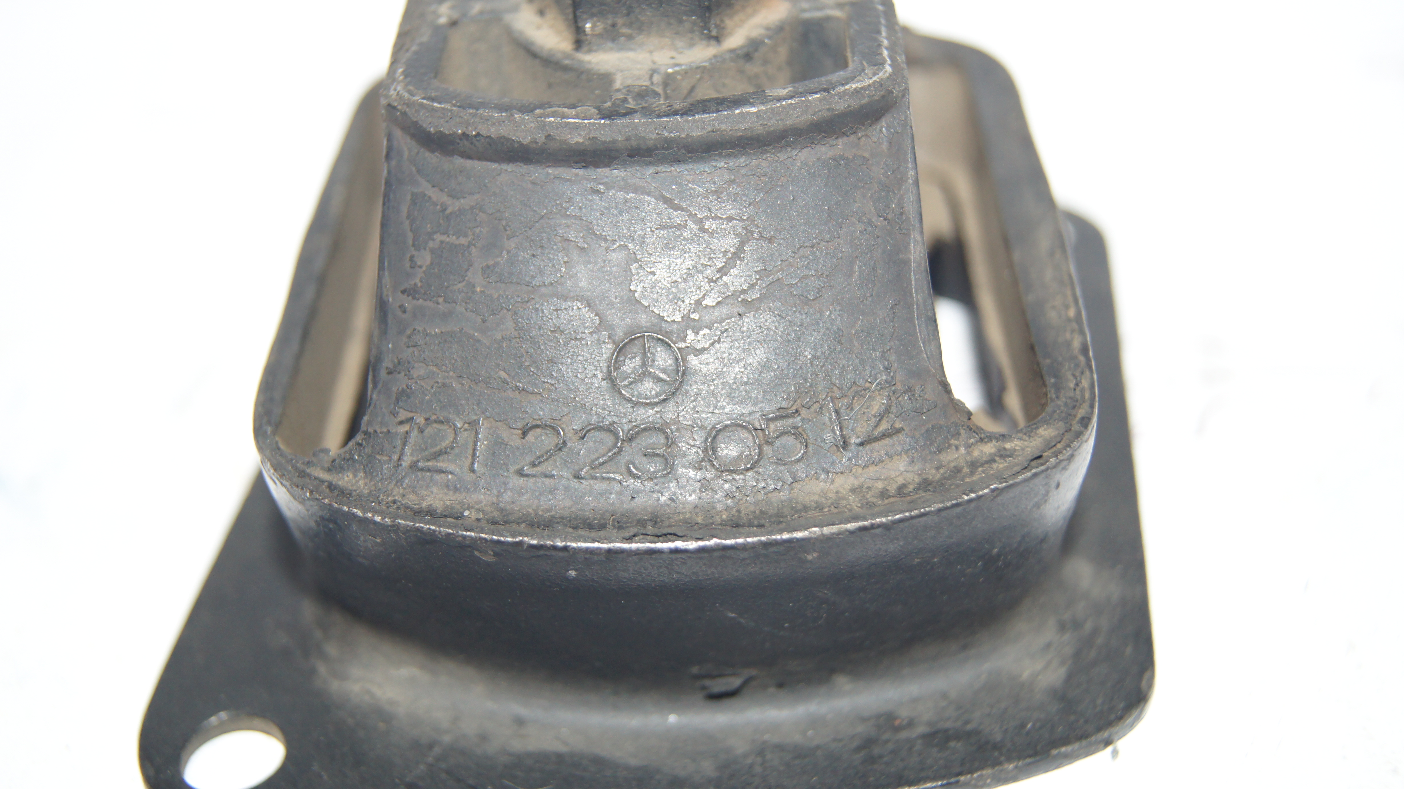 A1212230512 W110 Rubber Mount HeckFlosse-Fintail A1212230512 W110 Rubber Mount HeckFlosse-Fintail