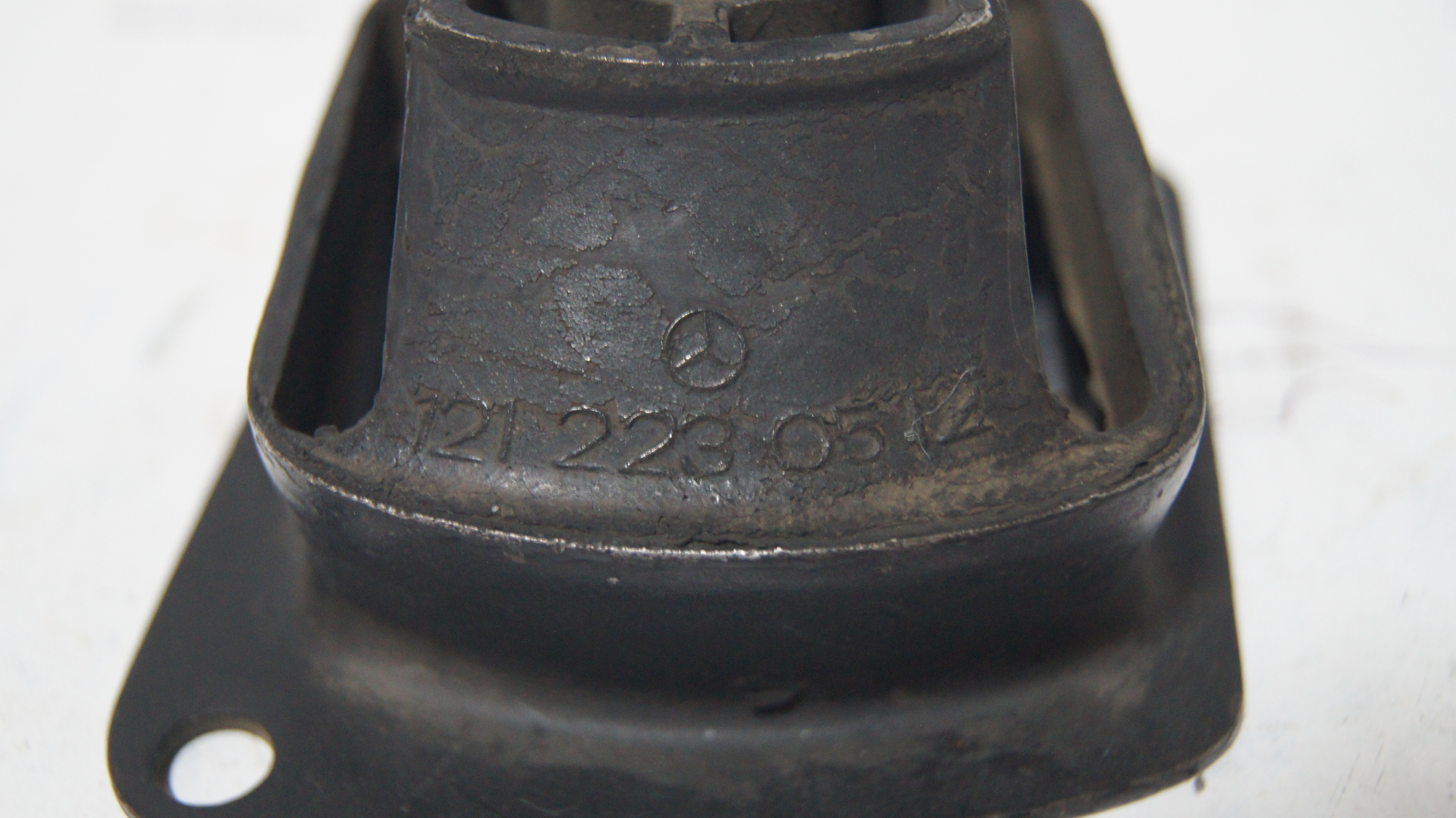 A1212230512 W110 Rubber Mount HeckFlosse-Fintail A1212230512 W110 Rubber Mount HeckFlosse-Fintail