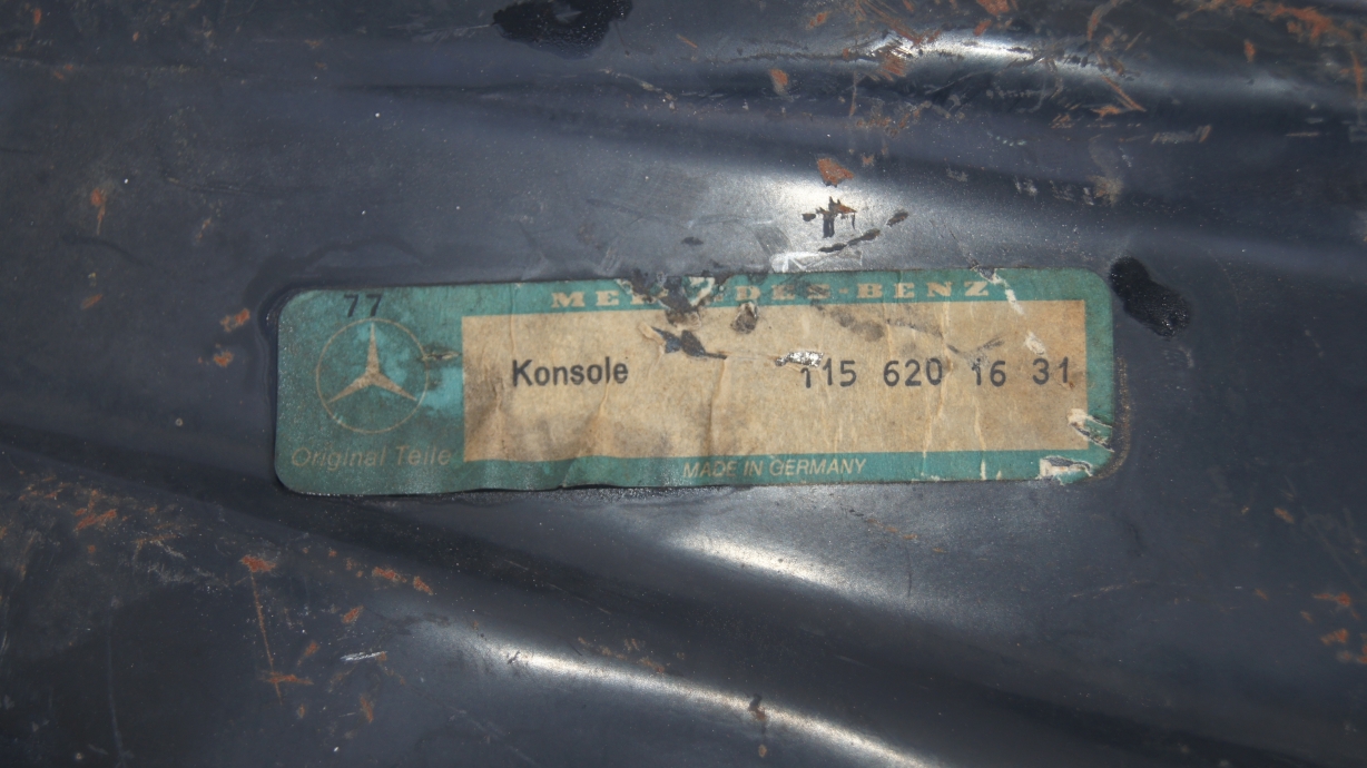 W114 W115 Front Right Panel Bracket Brand W114 W115 Front Right Panel Bracket Brand