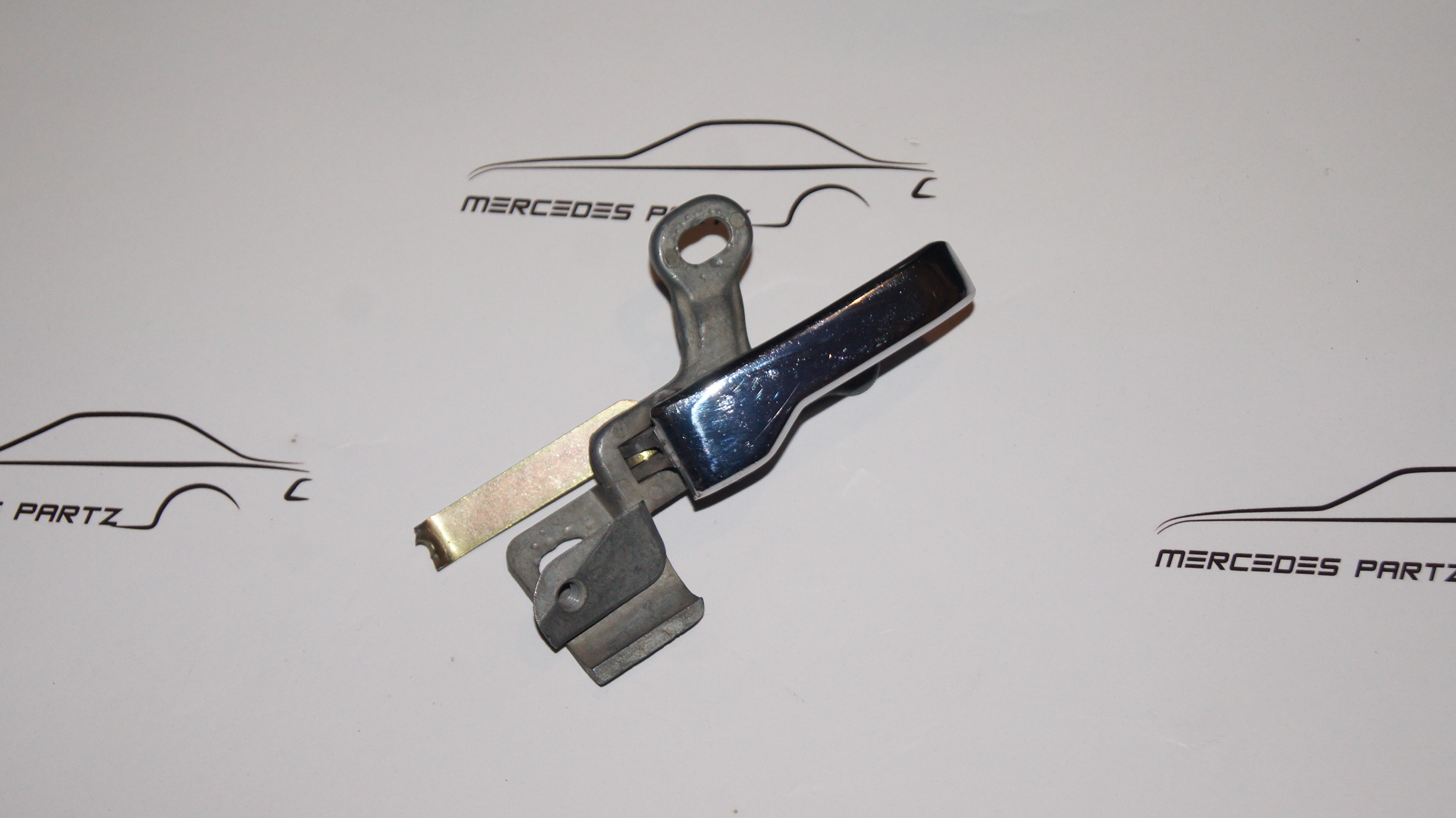 W108 W109 W114 W115 W116 Interior rear right handle assembly Genuine Mercedes Part W108 W109 W114 W115 W116 Interior rear right handle assembly Genuine Mercedes Part