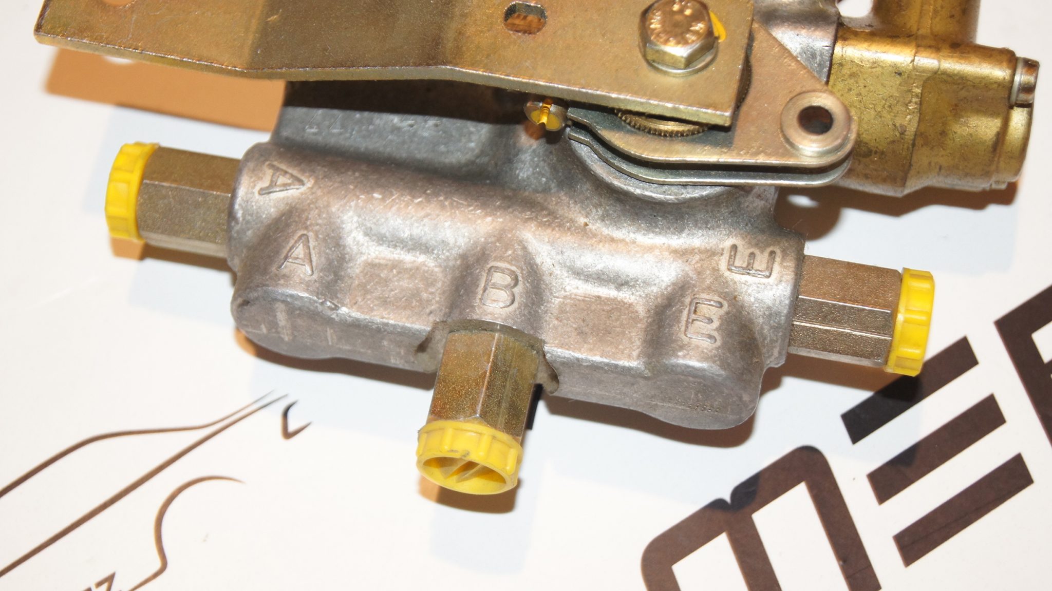 A0003272025 W100 W109 W112 Air suspension valve mercedespartz