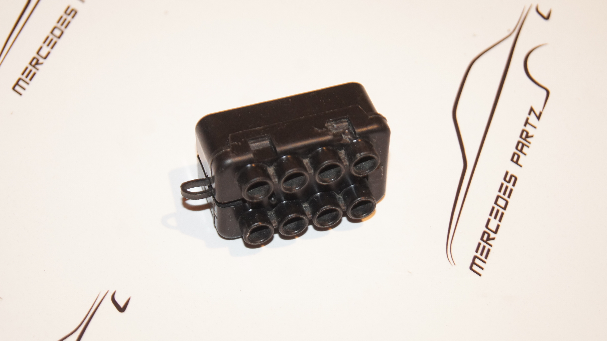 W126 8 pole connector Genuine Mercedes Part W126 8 pole connector Genuine Mercedes Part