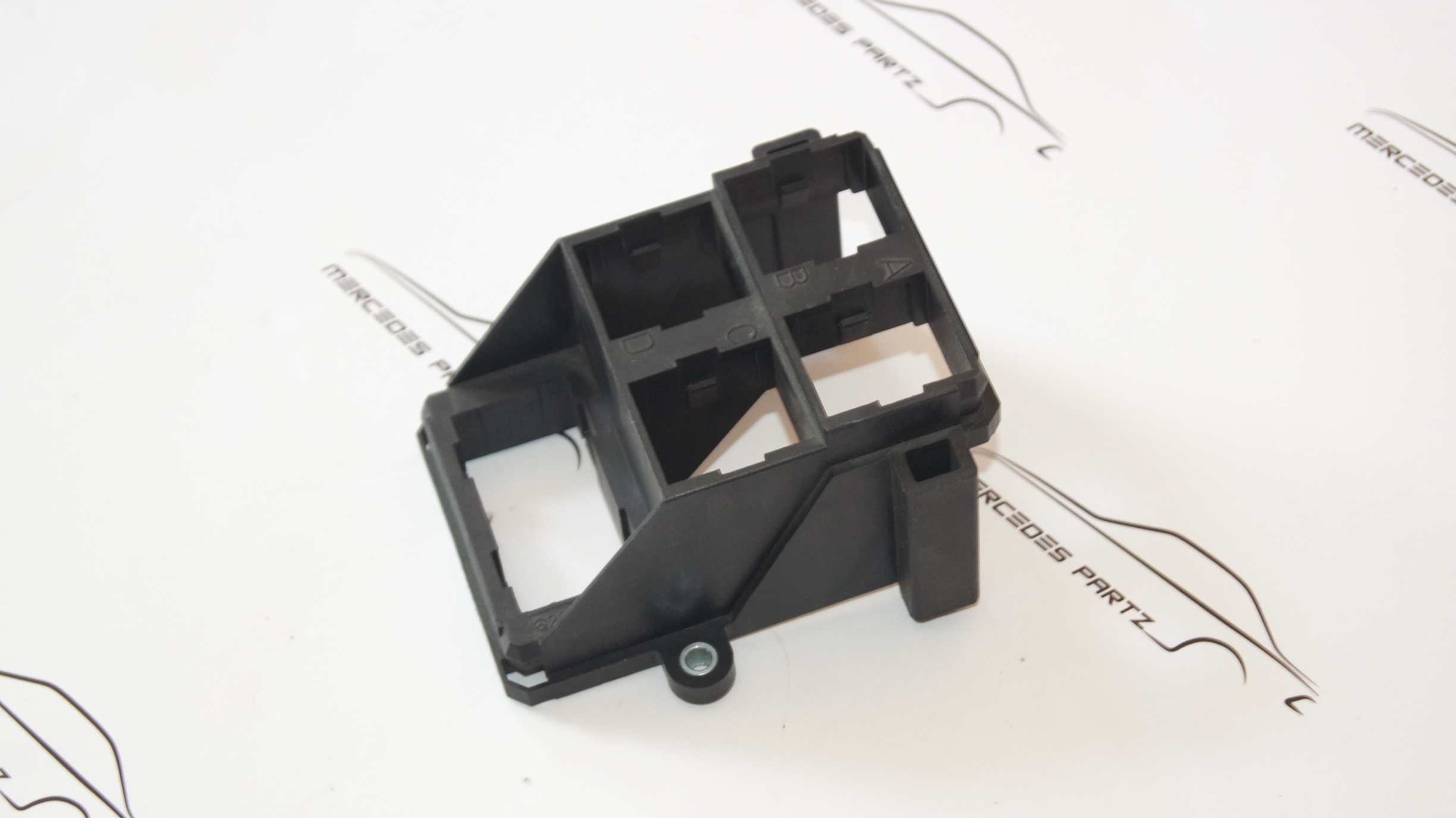 W201 relay bracket Genuine Mercedes Part W201 relay bracket Genuine Mercedes Part