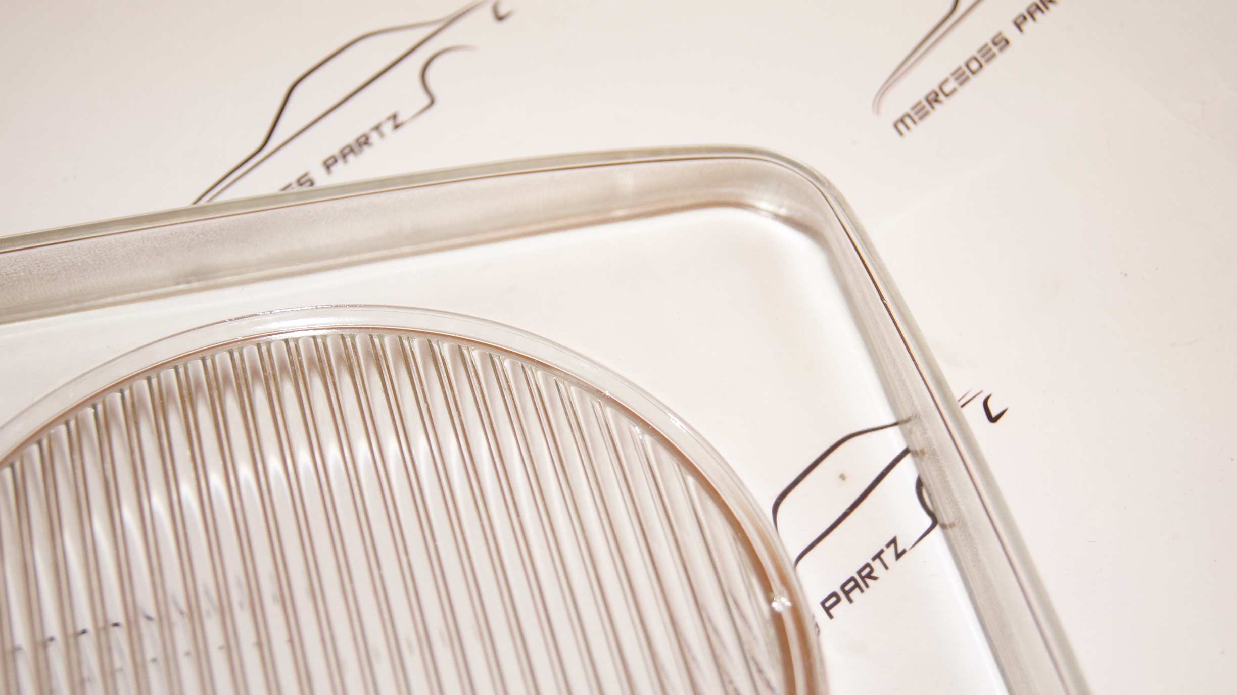 W123 gen1 headlight lens glass pane , right , right side traffic bosch W123 W123 gen1 headlight lens glass pane , right , right side traffic bosch W123