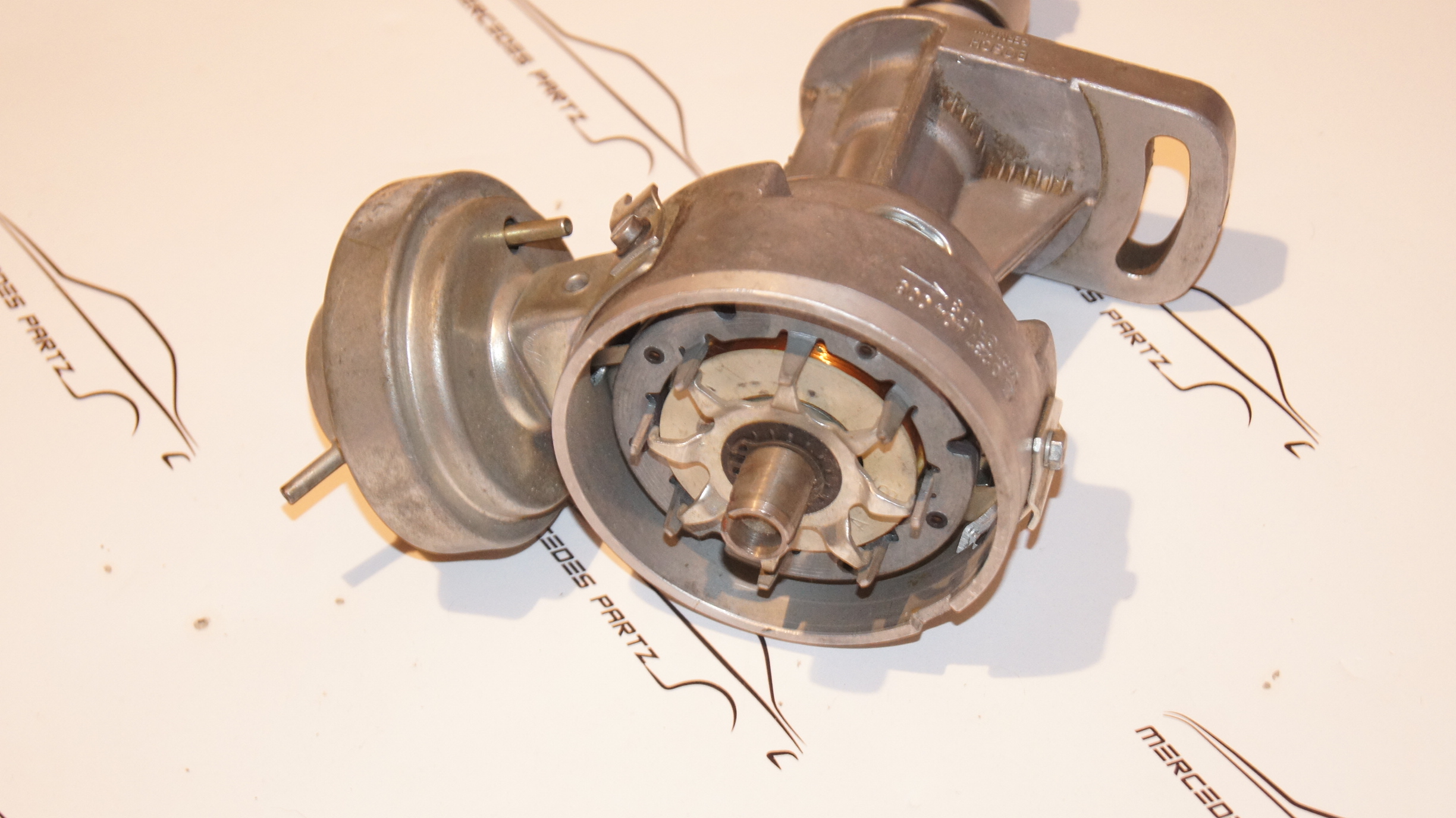 M117 4.5 K-jetronic distributor (USED) Genuine Mercedes Part M117 4.5 K-jetronic distributor (USED) Genuine Mercedes Part
