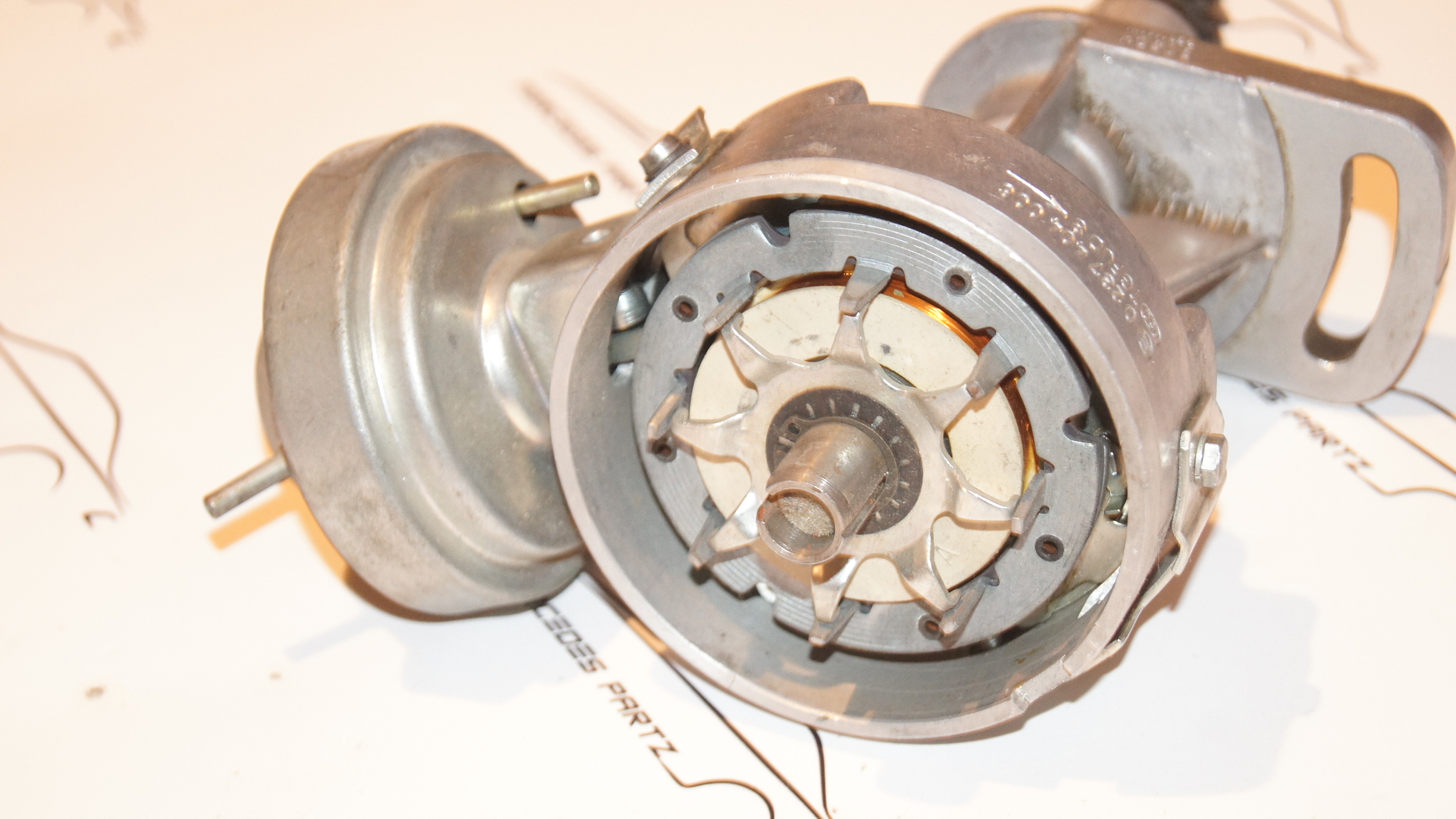 M117 4.5 K-jetronic distributor (USED) Genuine Mercedes Part M117 4.5 K-jetronic distributor (USED) Genuine Mercedes Part