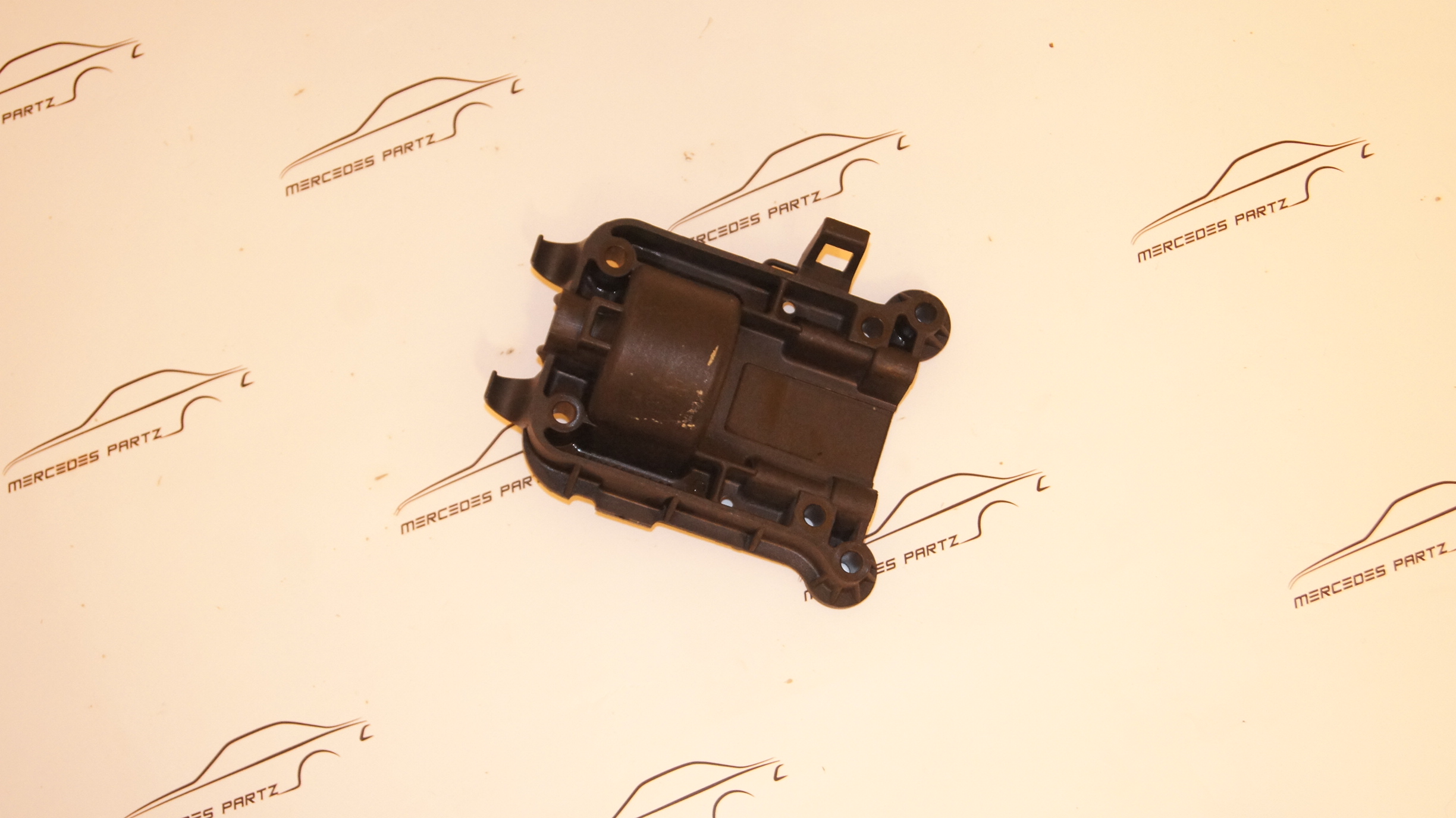 W124 W201 floorshift manual four speed bearing cover Genuine Mercedes Part W124 W201 floorshift manual four speed bearing cover Genuine Mercedes Part
