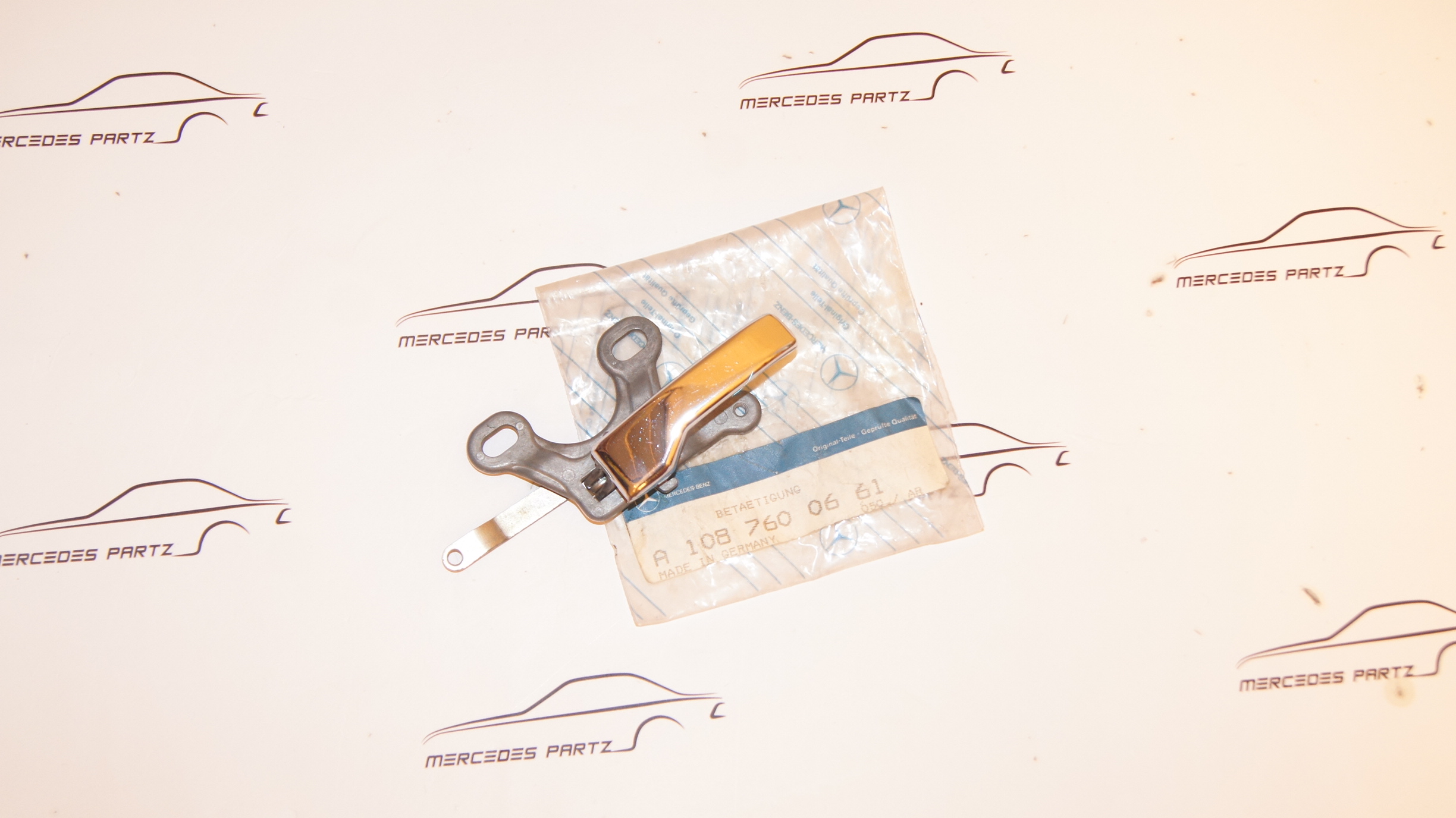 W100 W108 W109 W110 W111 W113 W114 W115 interior right door handle assembly Genuine Mercedes Part W100 W108 W109 W110 W111 W113 W114 W115 interior right door handle assembly Genuine Mercedes Part