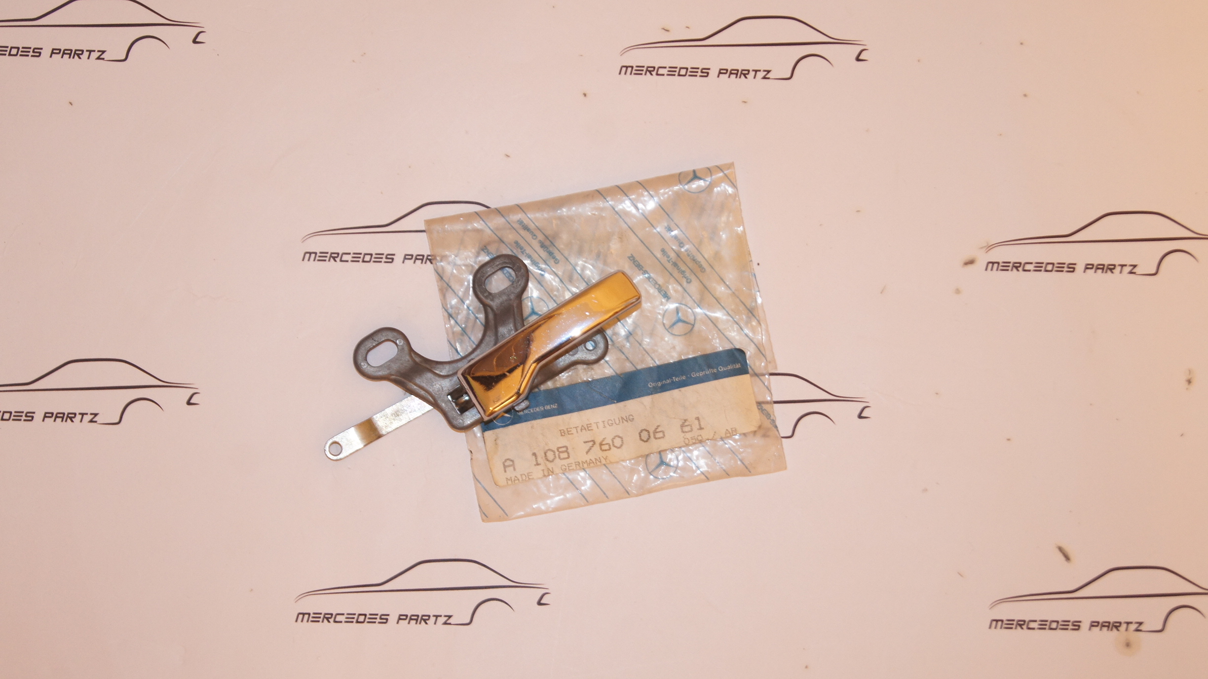 W100 W108 W109 W110 W111 W113 W114 W115 interior right door handle assembly Genuine Mercedes Part W100 W108 W109 W110 W111 W113 W114 W115 interior right door handle assembly Genuine Mercedes Part