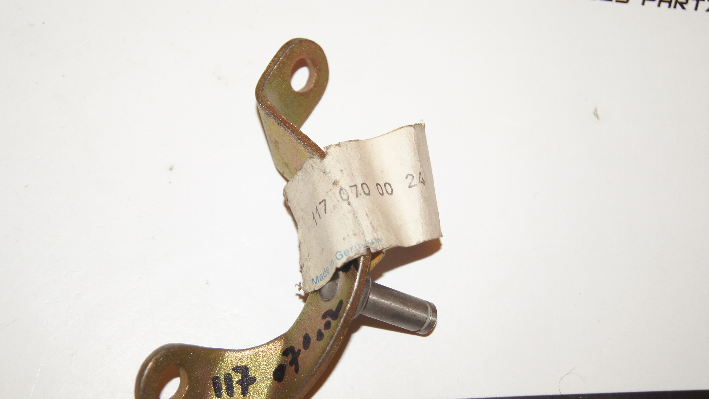 M117 450 500 throttle linkage bearing bracket Genuine Mercedes Part M117 450 500 throttle linkage bearing bracket Genuine Mercedes Part