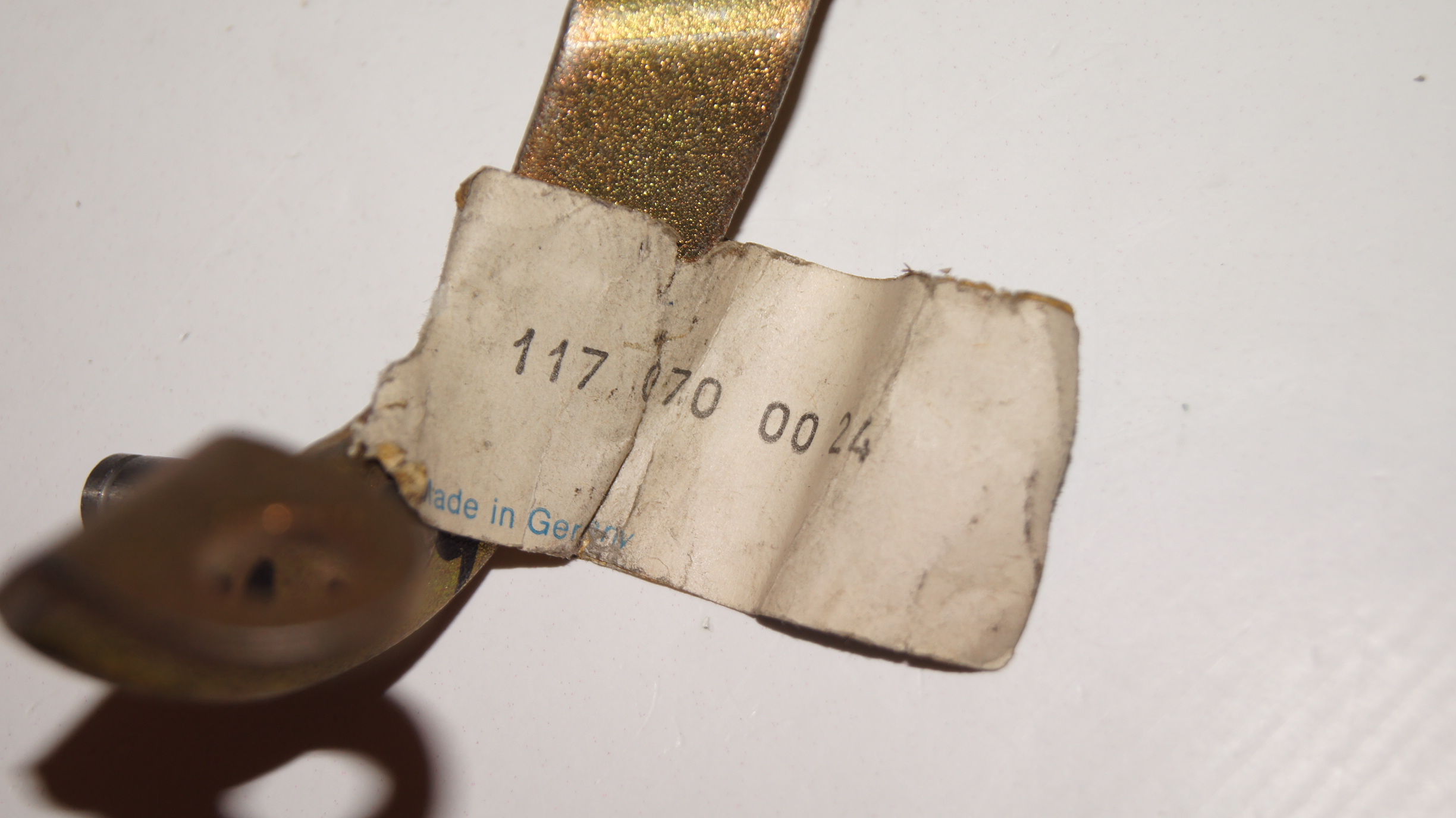 M117 450 500 throttle linkage bearing bracket Genuine Mercedes Part M117 450 500 throttle linkage bearing bracket Genuine Mercedes Part