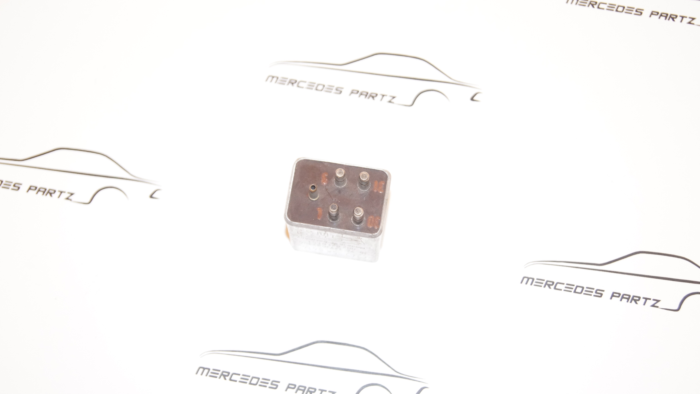 W100 W109 W116 entrance lamp switch control unit relay Genuine Mercedes Part W100 W109 W116 entrance lamp switch control unit relay Genuine Mercedes Part