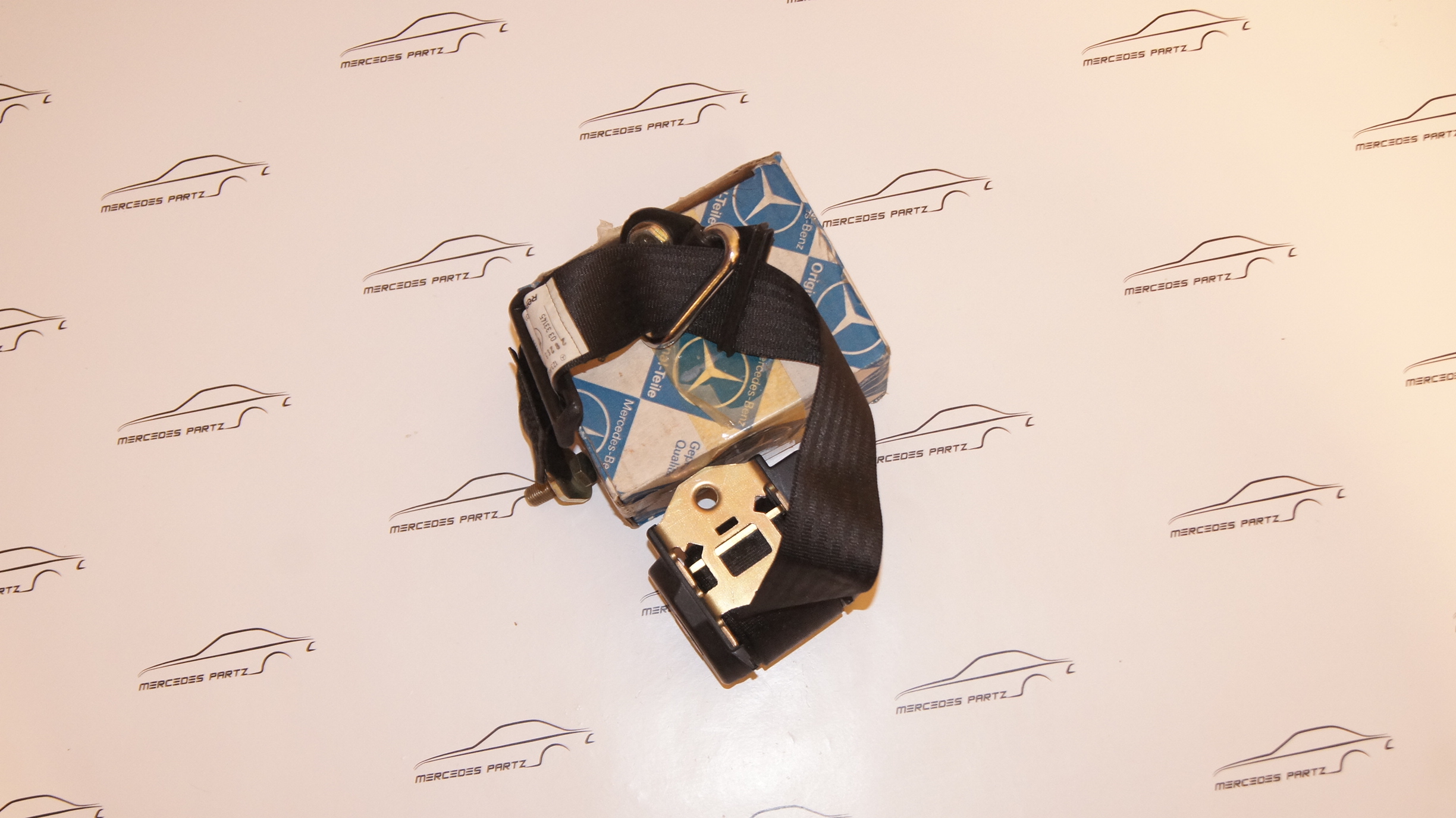 W123 front seat right seat belt less lock Genuine Mercedes Part W123 front seat right seat belt less lock Genuine Mercedes Part