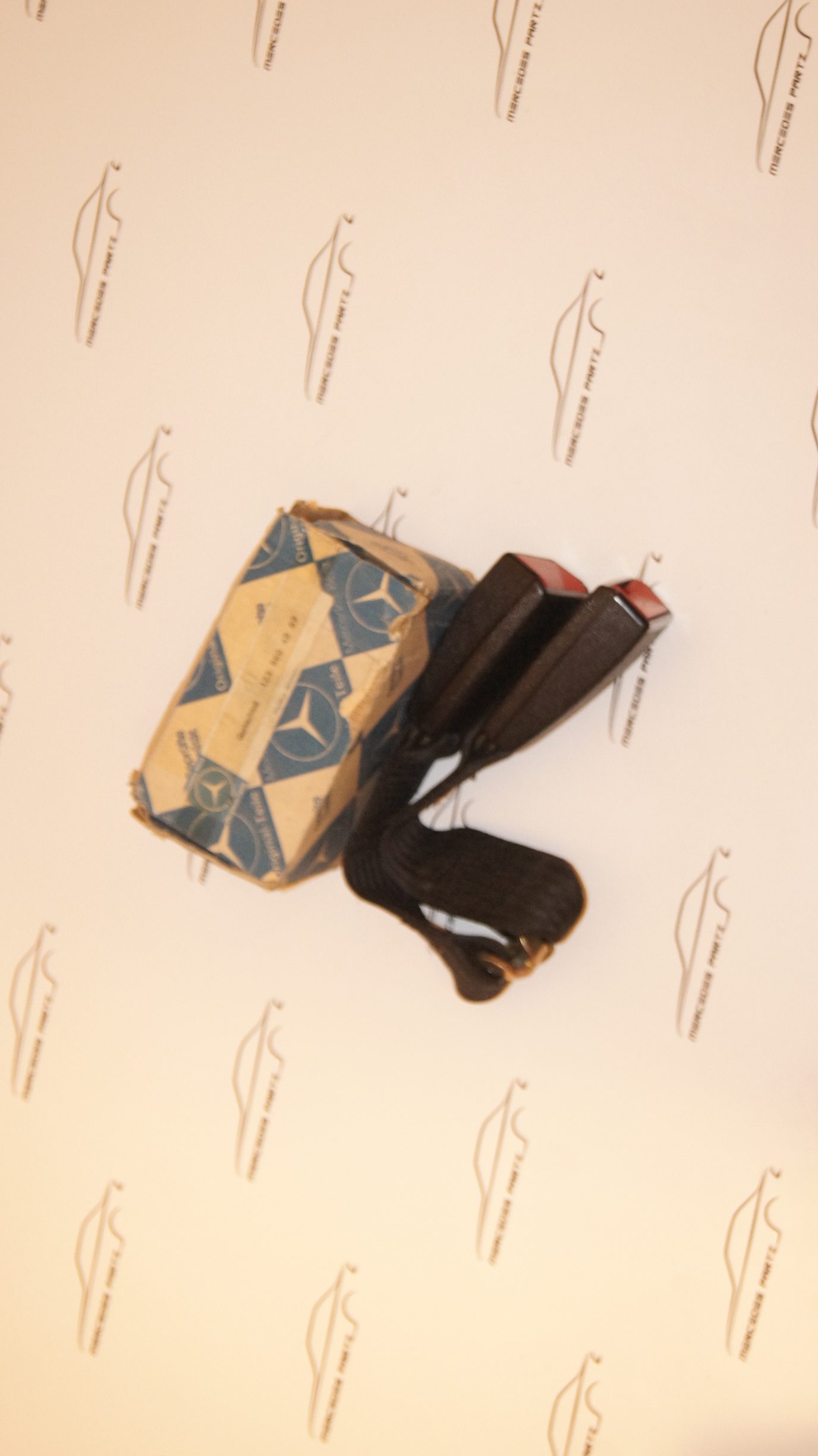 W123 front seat right seat belt less lock Genuine Mercedes Part W123 front seat right seat belt less lock Genuine Mercedes Part