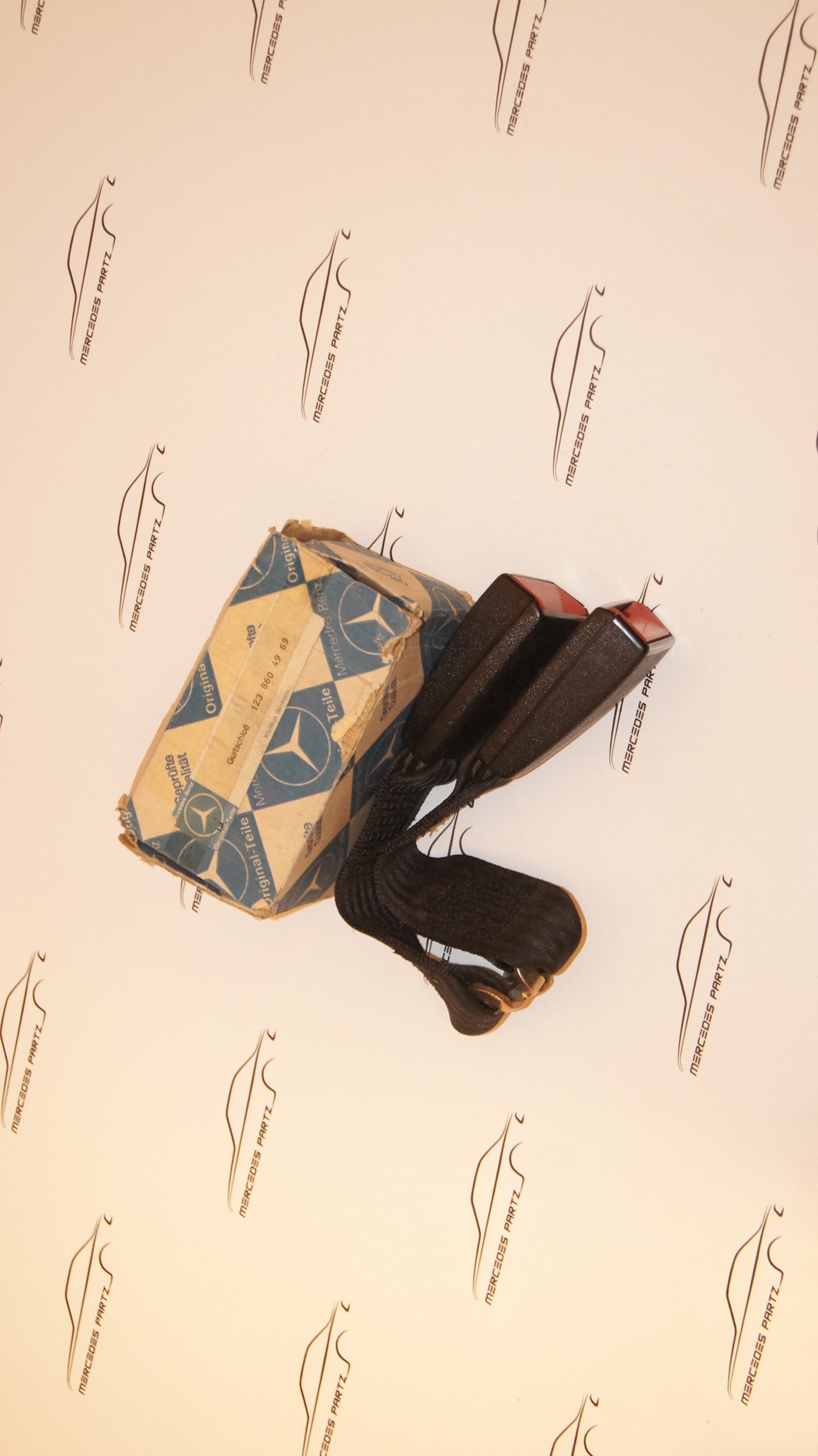 W123 front seat right seat belt less lock Genuine Mercedes Part W123 front seat right seat belt less lock Genuine Mercedes Part