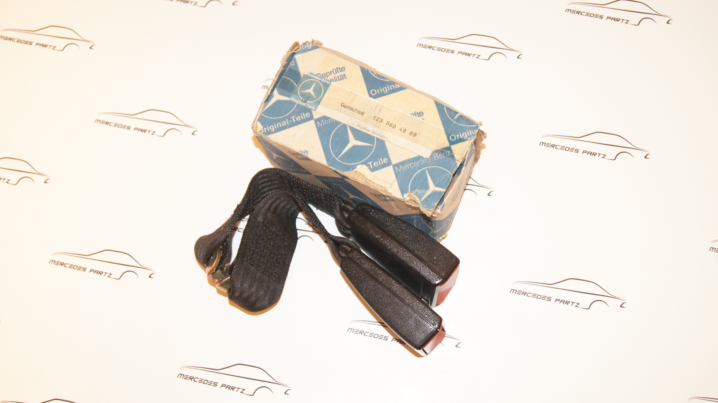 W123 front seat right seat belt less lock Genuine Mercedes Part W123 front seat right seat belt less lock Genuine Mercedes Part