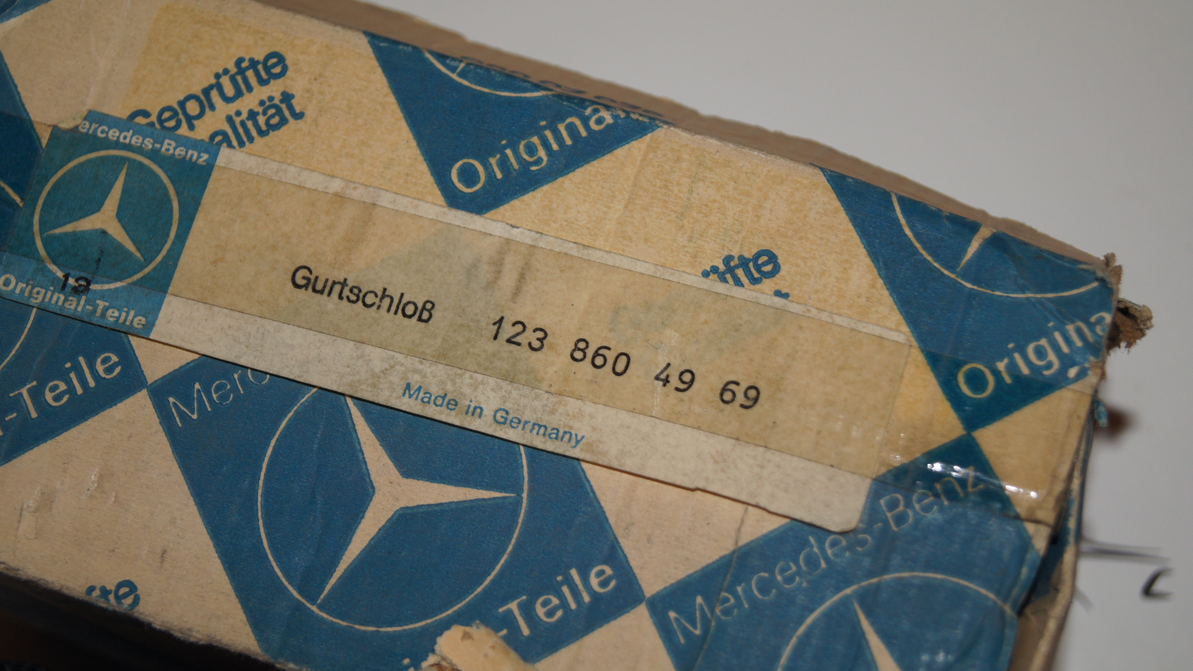 W123 front seat right seat belt less lock Genuine Mercedes Part W123 front seat right seat belt less lock Genuine Mercedes Part