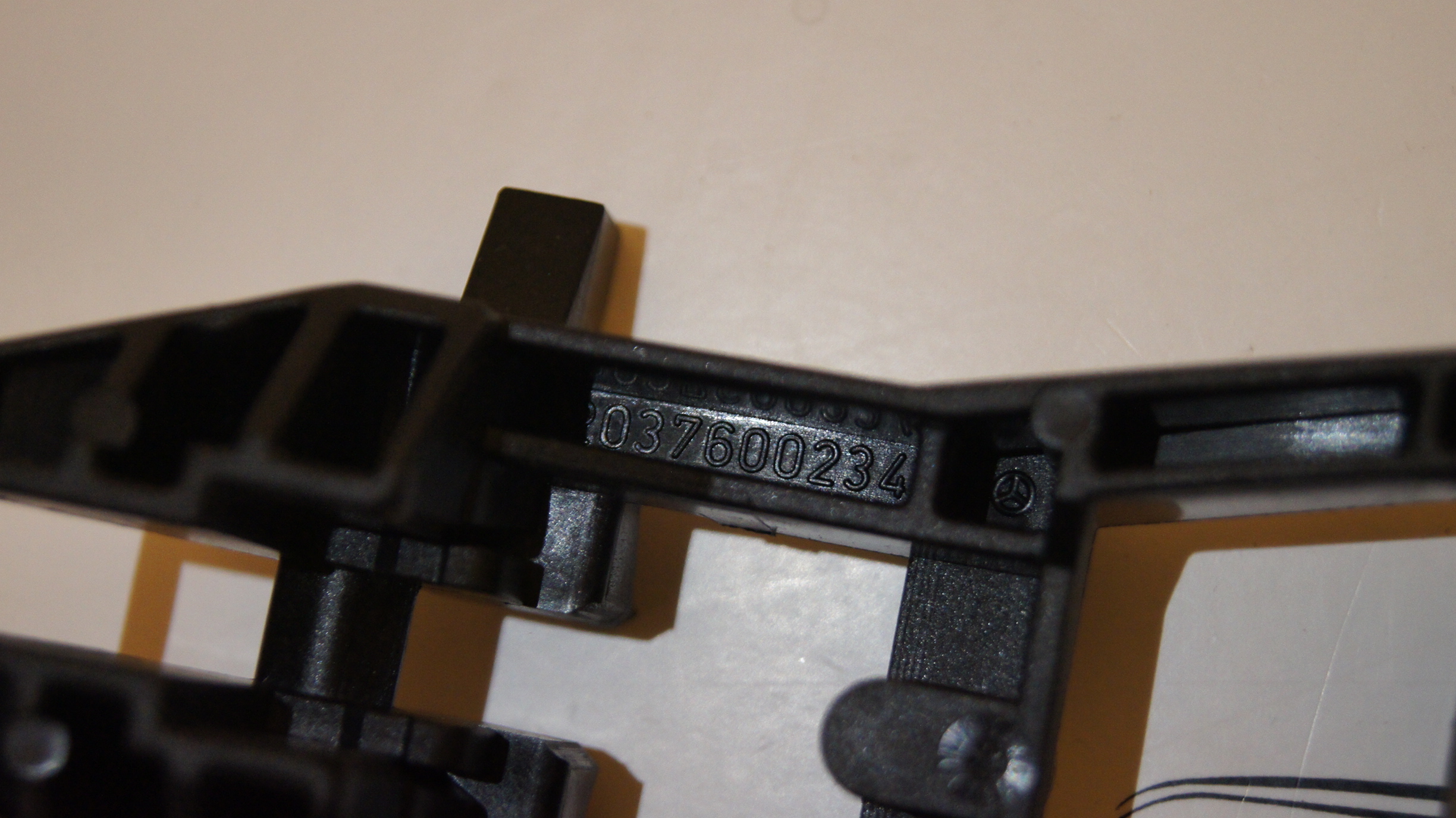 W203 W211 Exterior Door Handle Mount right Genuine Mercedes Part W203 W211 Exterior Door Handle Mount right Genuine Mercedes Part