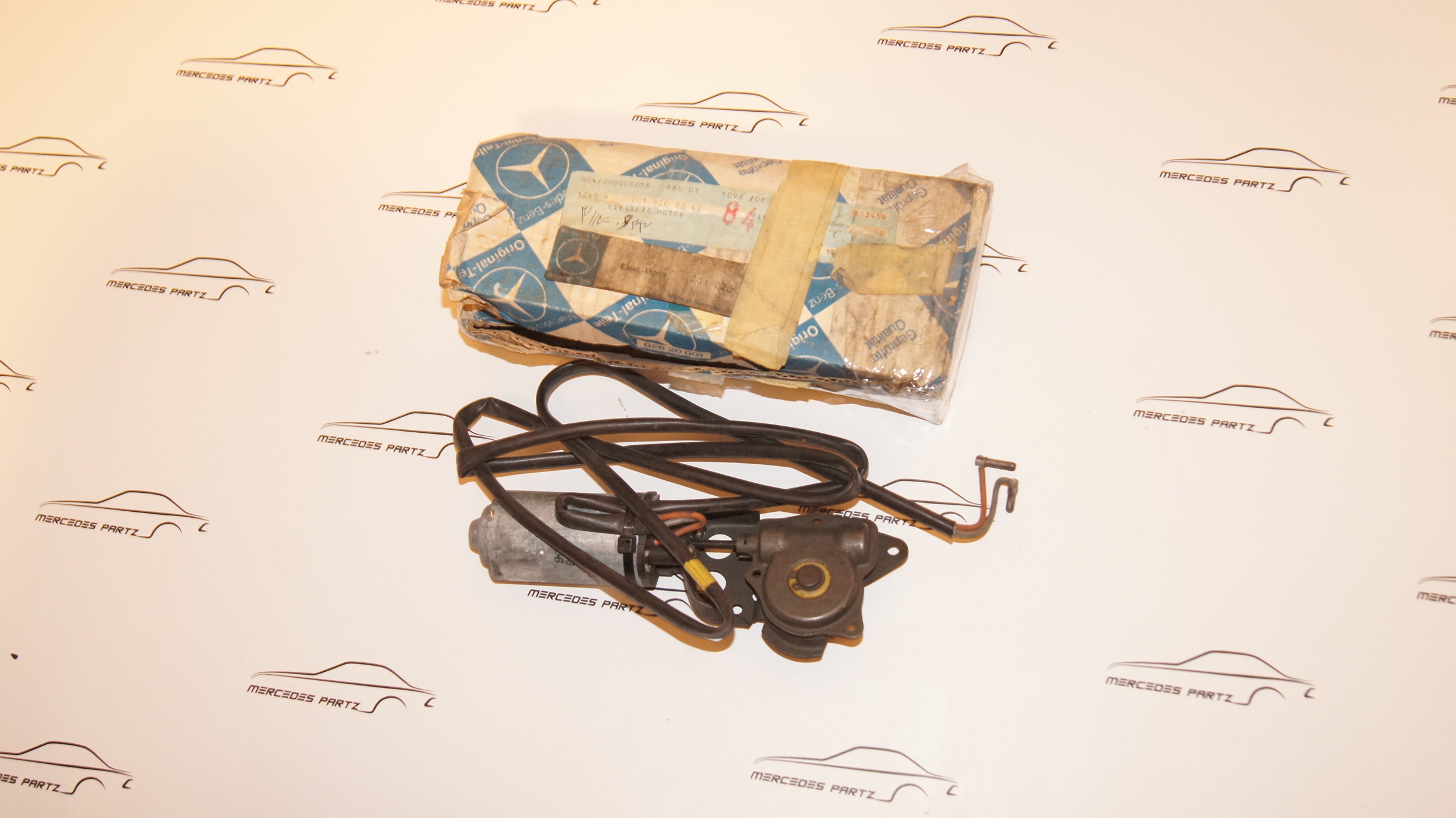 W201 electric seat backrest adjuster motor Genuine Mercedes Part W201 electric seat backrest adjuster motor Genuine Mercedes Part