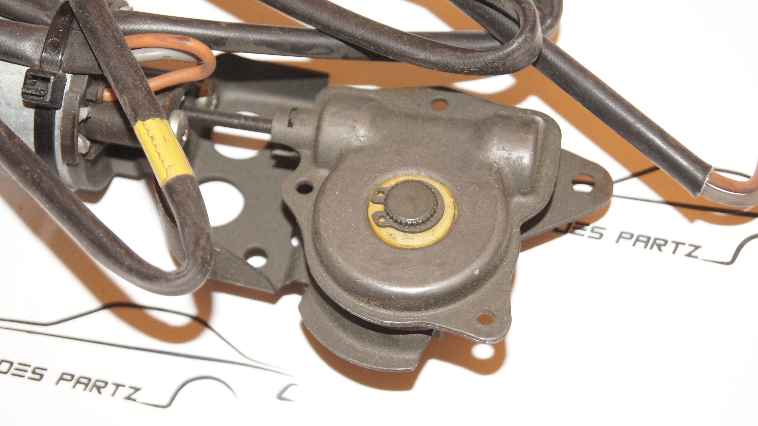 W201 electric seat backrest adjuster motor Genuine Mercedes Part W201 electric seat backrest adjuster motor Genuine Mercedes Part