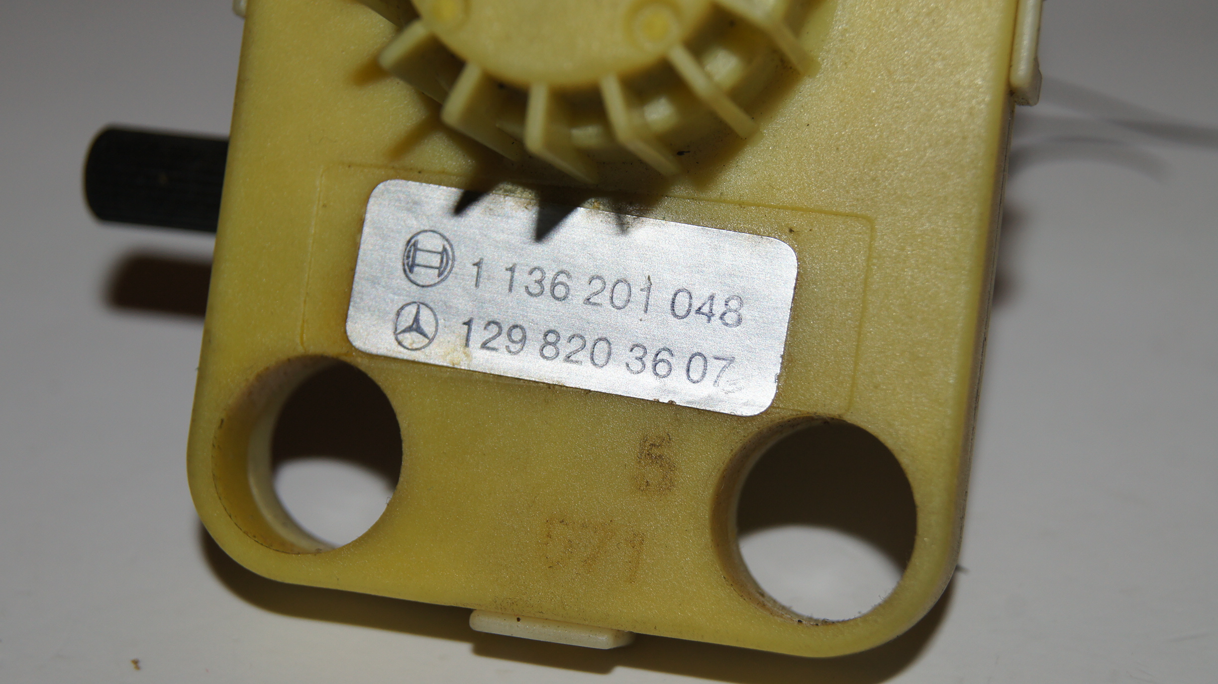 R129 rear seat height adjustment front transmission Genuine Mercedes Part R129 rear seat height adjustment front transmission Genuine Mercedes Part