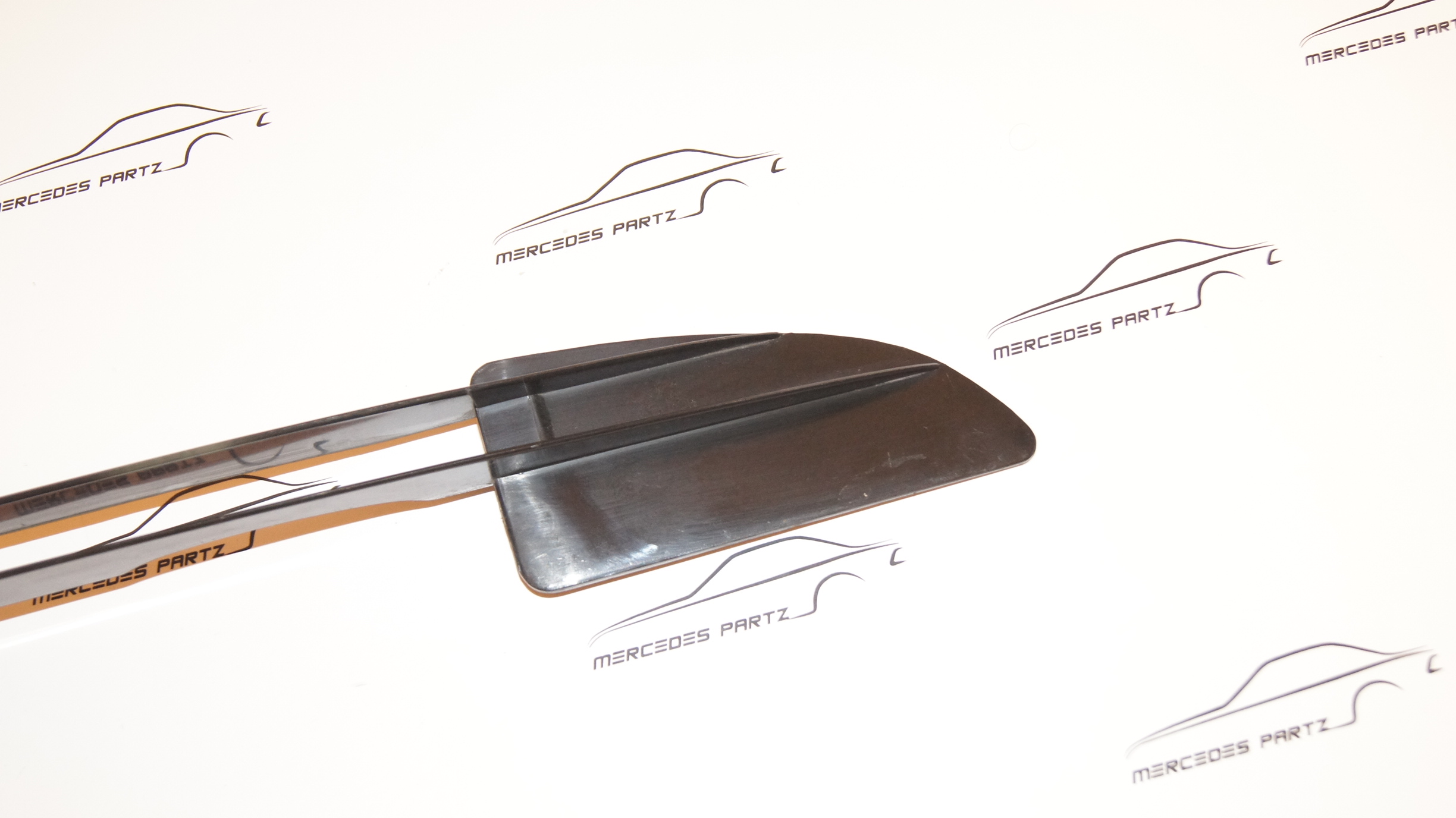 W123 grille under front bumper , right Genuine Mercedes Part W123 grille under front bumper , right Genuine Mercedes Part