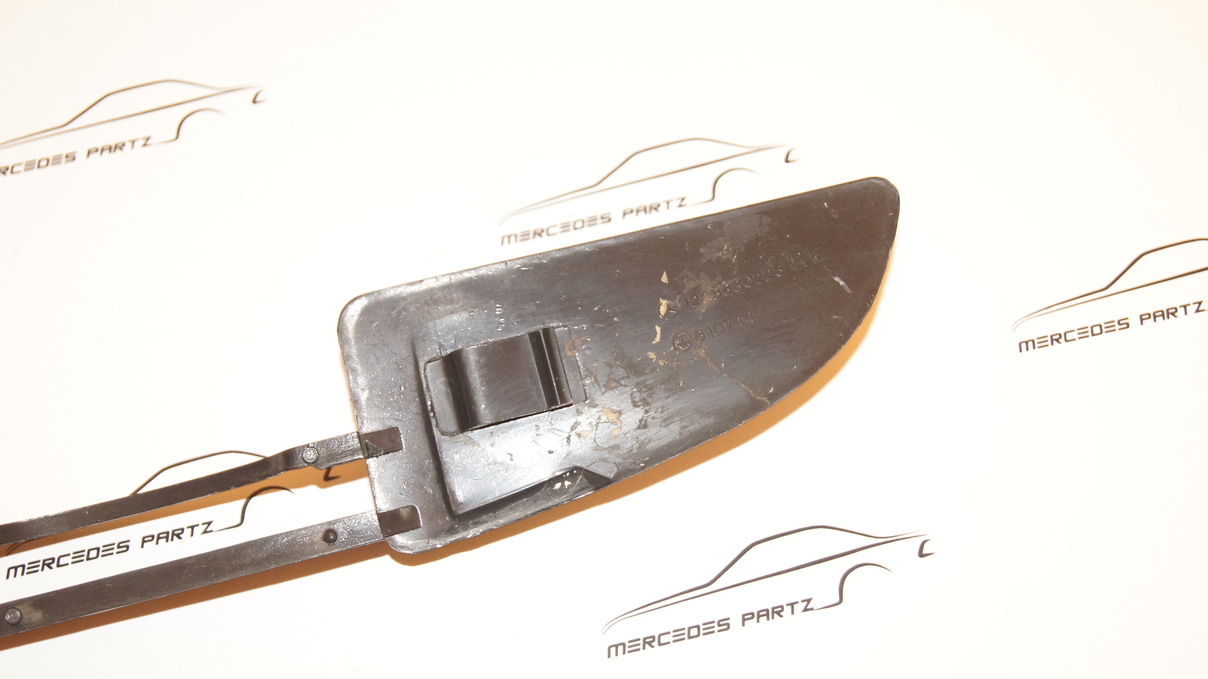 W123 grille under front bumper , right Genuine Mercedes Part W123 grille under front bumper , right Genuine Mercedes Part