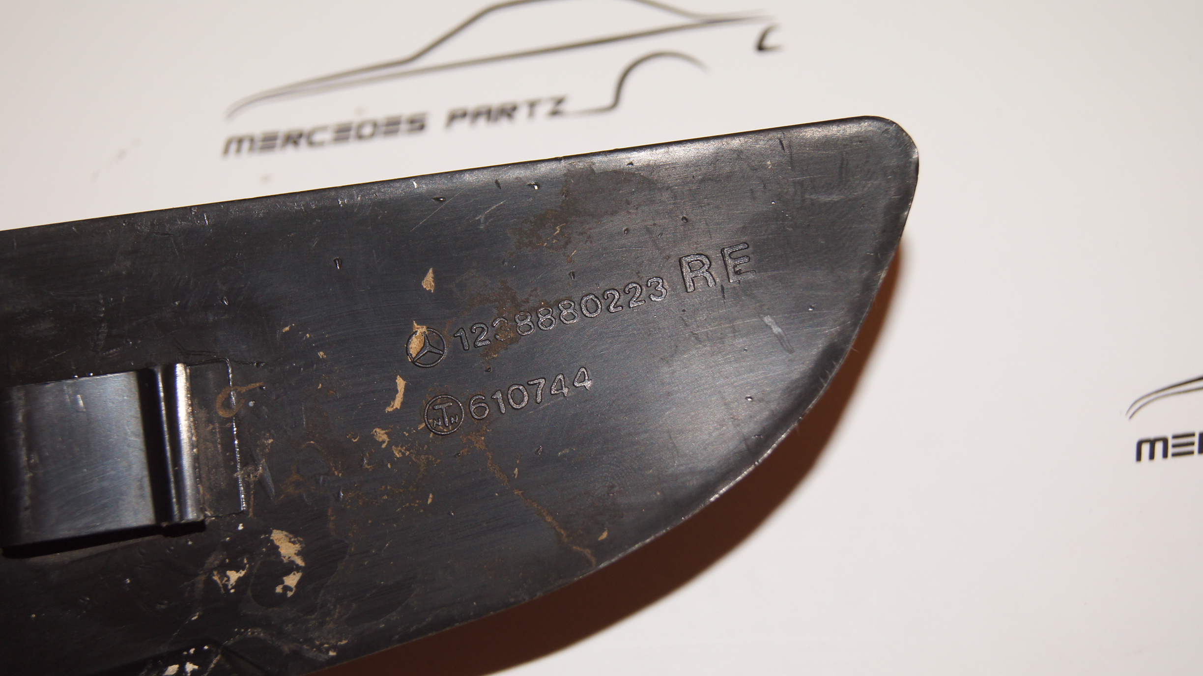 W123 grille under front bumper , right Genuine Mercedes Part W123 grille under front bumper , right Genuine Mercedes Part