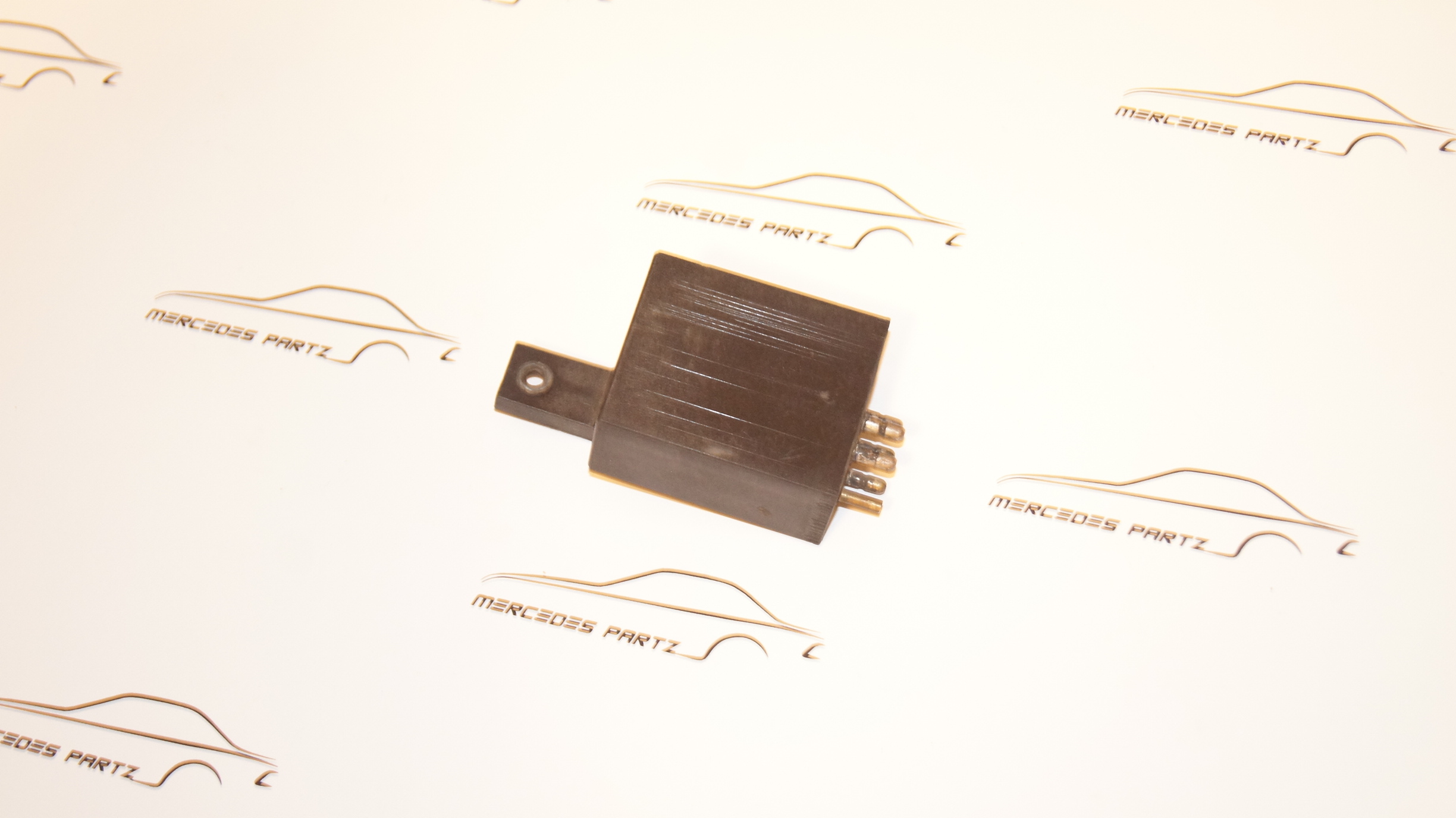 W100 W107 W108 W109 W114 W116 switch relay (USED) Genuine Mercedes Part W100 W107 W108 W109 W114 W116 switch relay (USED) Genuine Mercedes Part