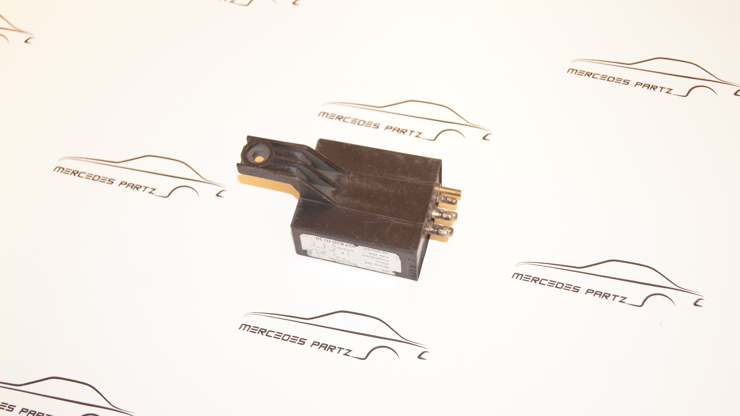 W100 W107 W108 W109 W114 W116 switch relay (USED) Genuine Mercedes Part W100 W107 W108 W109 W114 W116 switch relay (USED) Genuine Mercedes Part