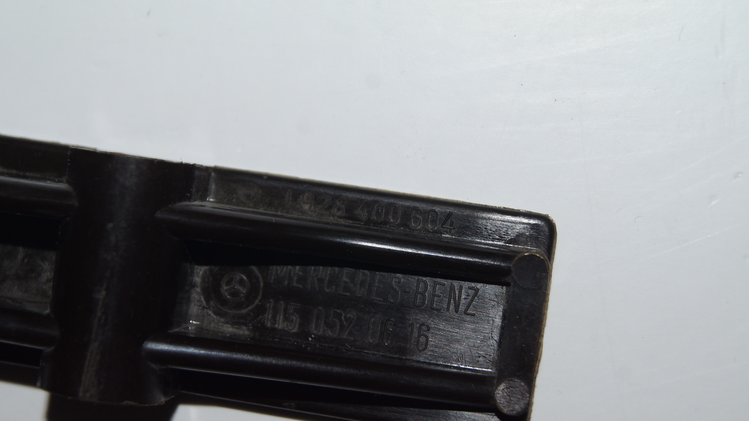 M100 M108 M114 M115 M121 M123 M129 M130 M180 sliding rail Genuine Mercedes Part M100 M108 M114 M115 M121 M123 M129 M130 M180 sliding rail Genuine Mercedes Part