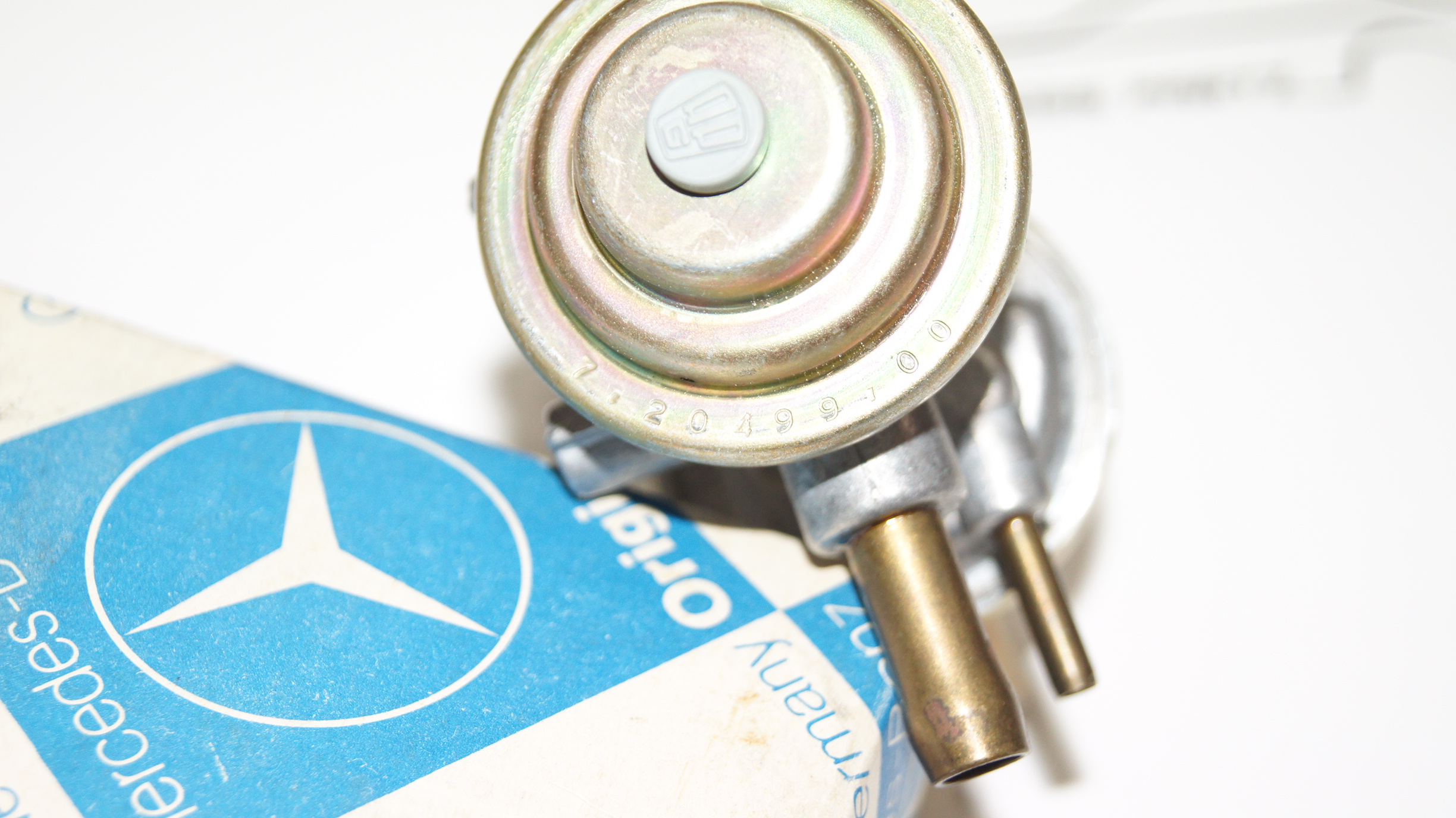 M110 M123 Carburetor fuel return valve Genuine Mercedes Part M110 M123 Carburetor fuel return valve Genuine Mercedes Part