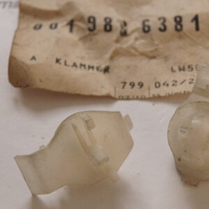 W124 quarter panel panelling to rear fender bottom snap fastener clamp Genuine Mercedes Part