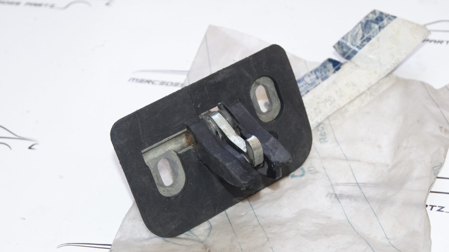 W202 W210 W208 rear trunk lid left closure fastener mercedespartz