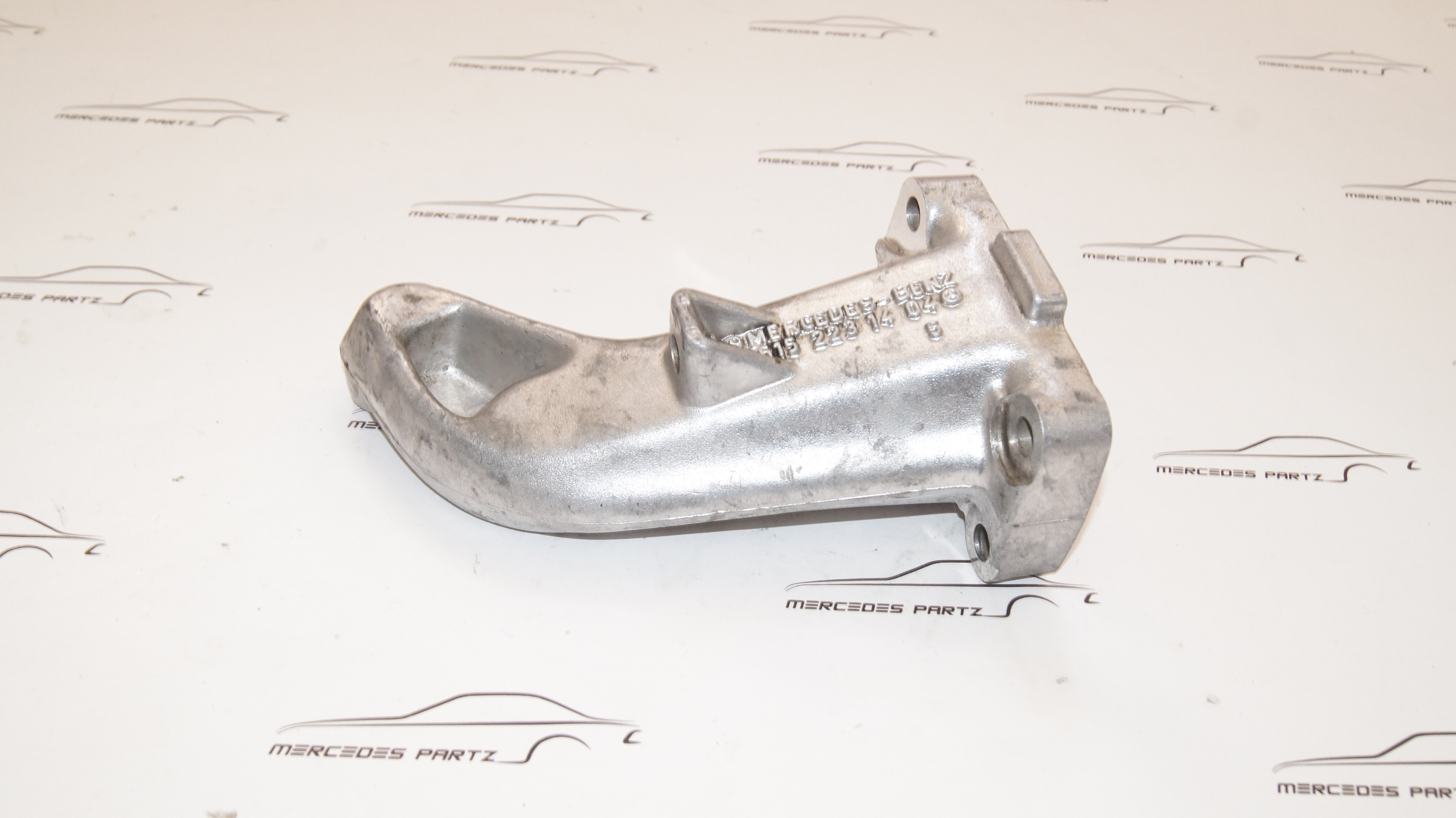 M115 OM615 OM616 OM617 engine right mount Genuine Mercedes Part M115 OM615 OM616 OM617 engine right mount Genuine Mercedes Part