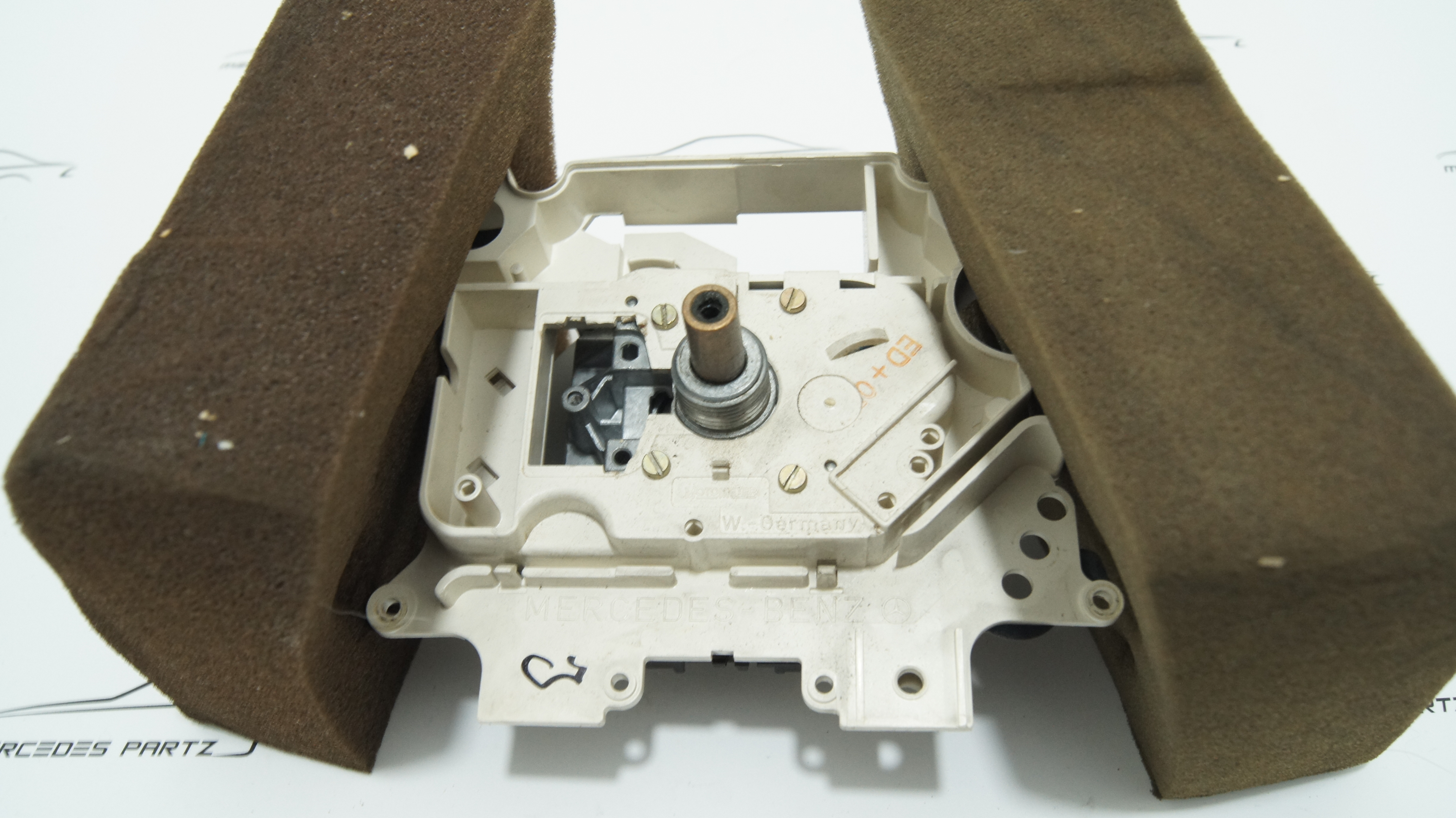 W201 speedometer (USED) Genuine Mercedes Part W201 speedometer (USED) Genuine Mercedes Part