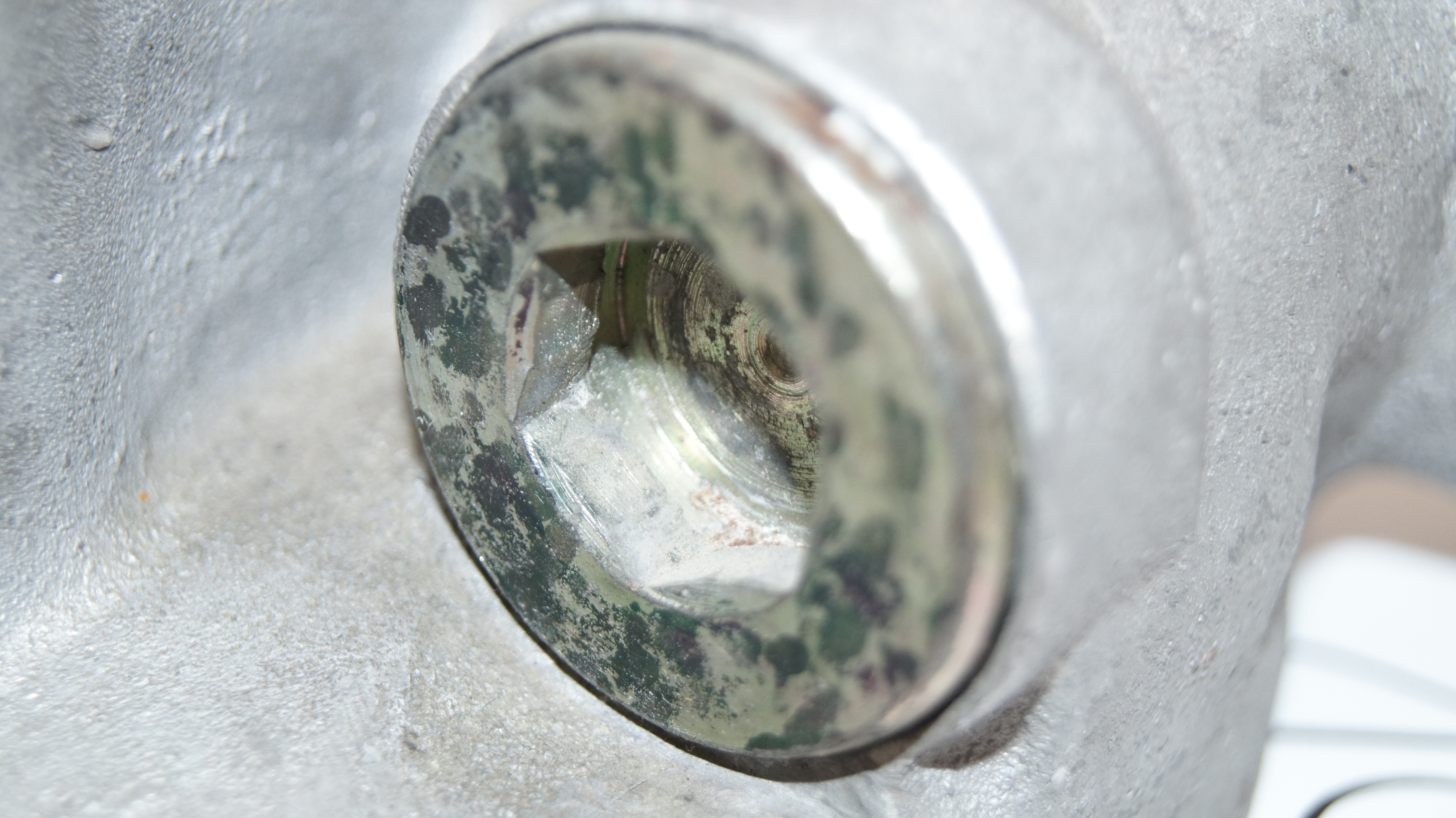 M100 oil filter housing cover Genuine Mercedes Part M100 oil filter housing cover Genuine Mercedes Part