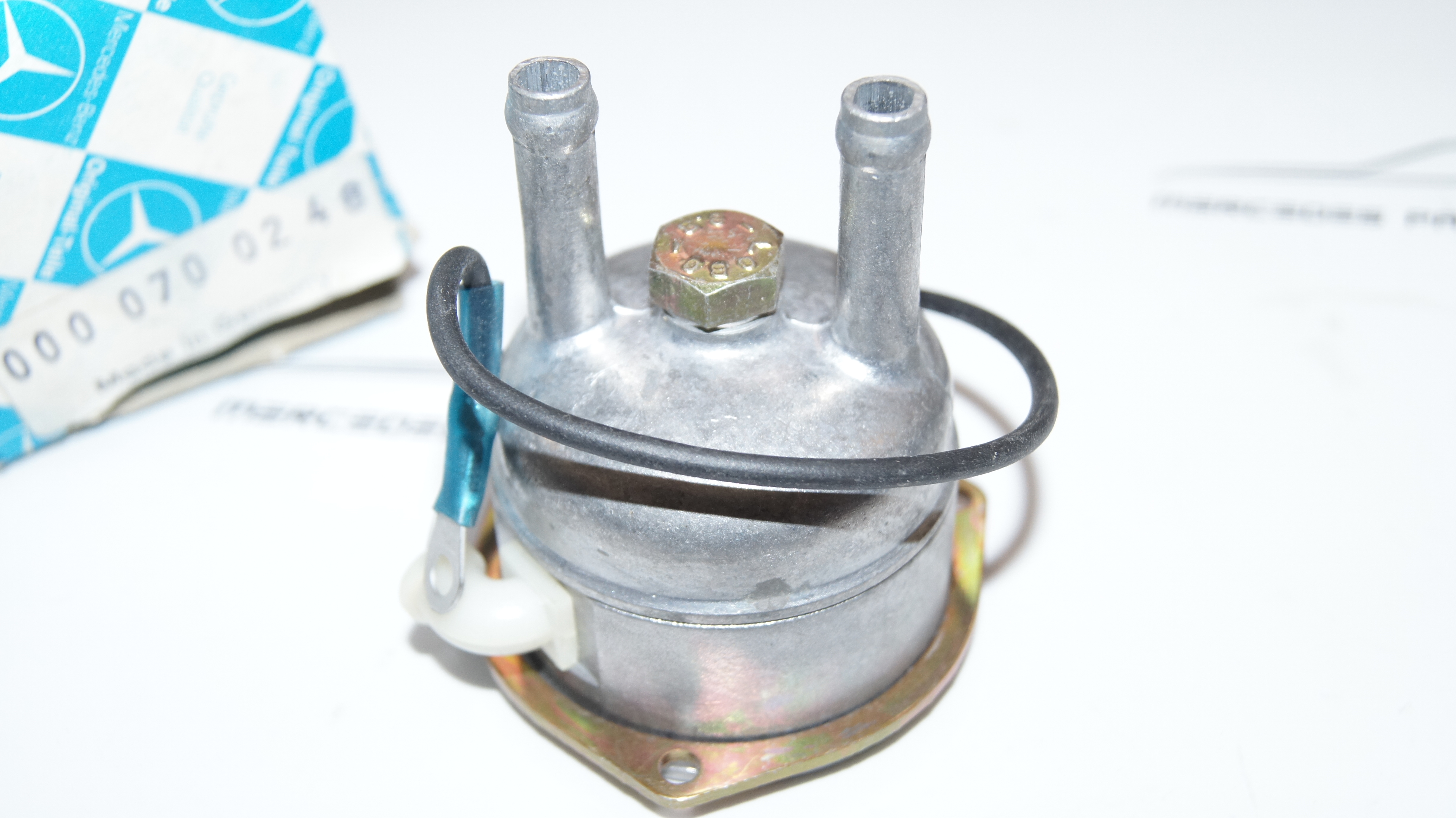 M102 choke cover A0000700248 Genuine Mercedes Part M102 choke cover A0000700248 Genuine Mercedes Part