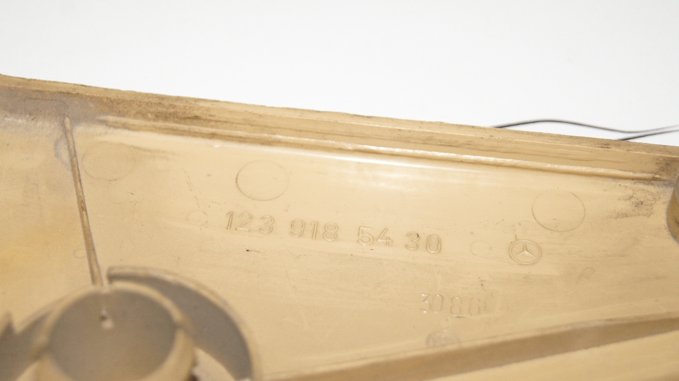 W123 right seat right cover USED used(working condition) W123 right seat right cover USED used(working condition)