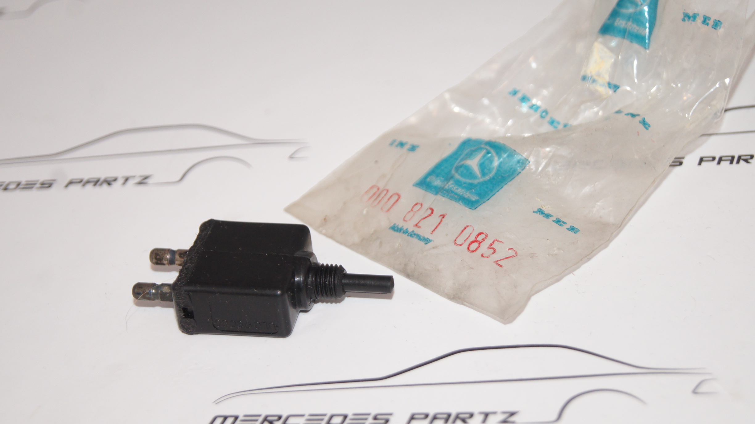 W100 W108 W109 W110 W111 W113 W114 W115 glove compartment contactor switch NEW NOS Genuine Mercedes Part W100 W108 W109 W110 W111 W113 W114 W115 glove compartment contactor switch NEW NOS Genuine Mercedes Part