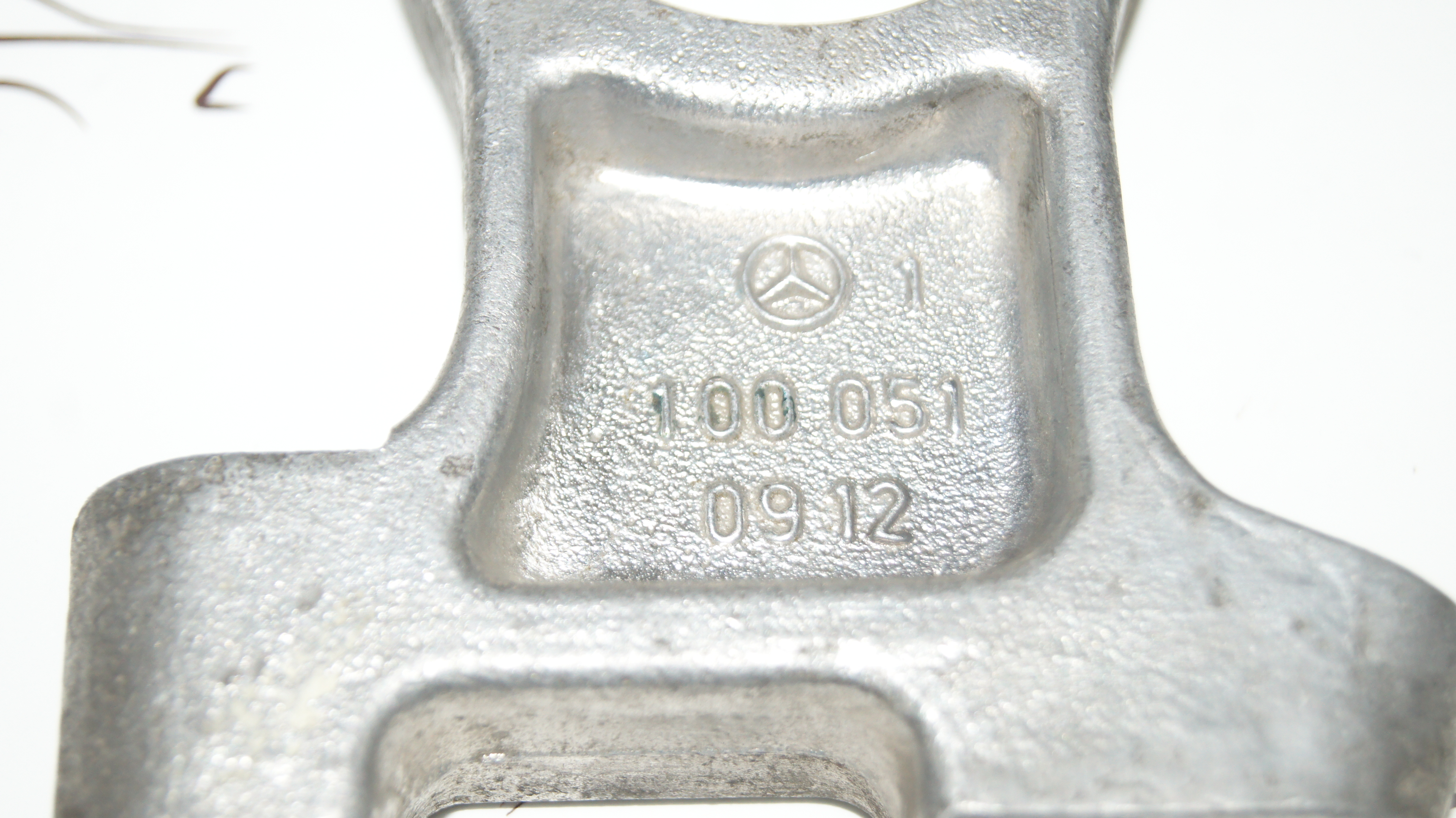 M100 engine camshaft tower bearing with hole Genuine Mercedes Part M100 engine camshaft tower bearing with hole Genuine Mercedes Part