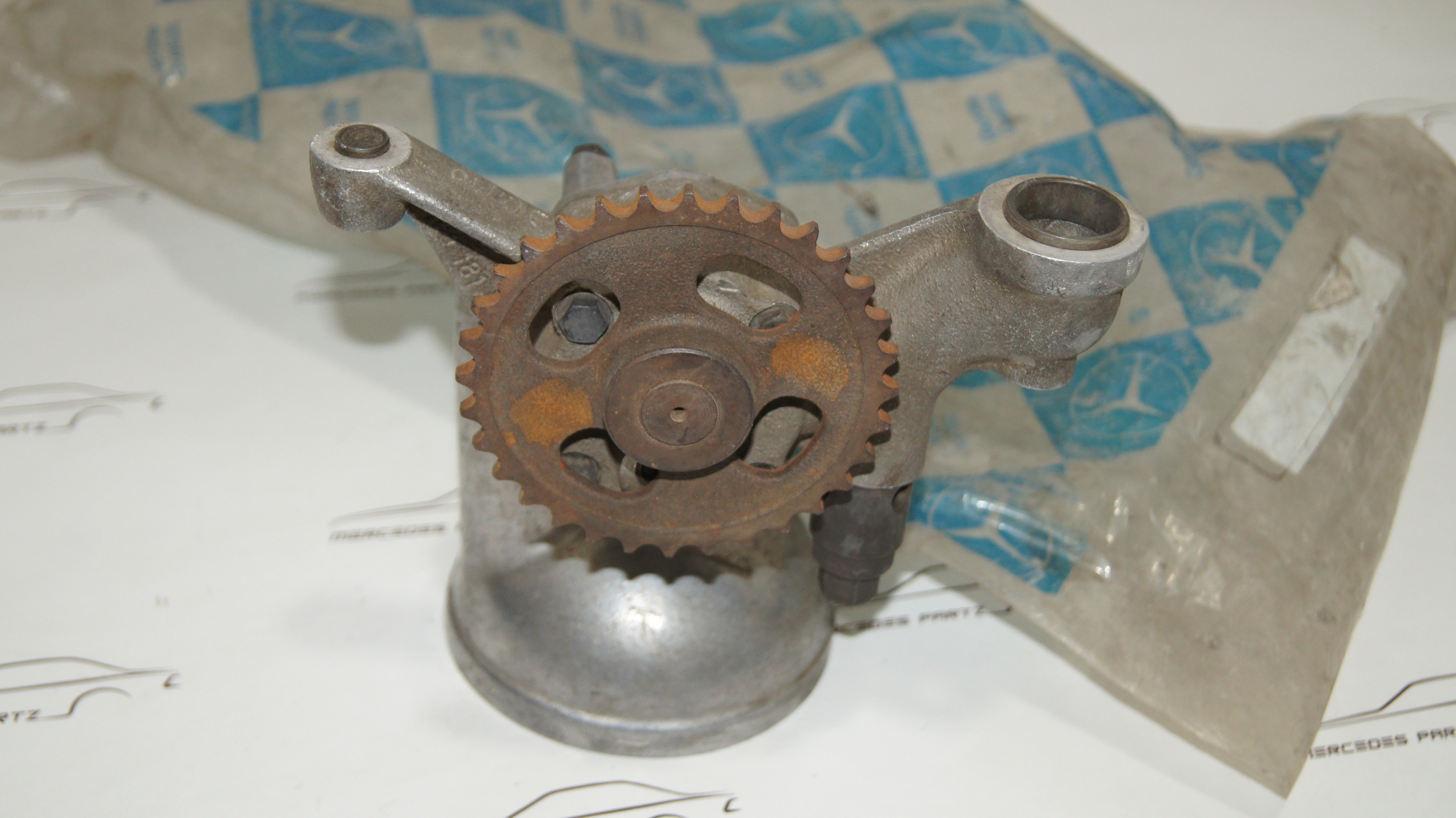 W100 W109 M100 oil pump Genuine Mercedes Part W100 W109 M100 oil pump Genuine Mercedes Part