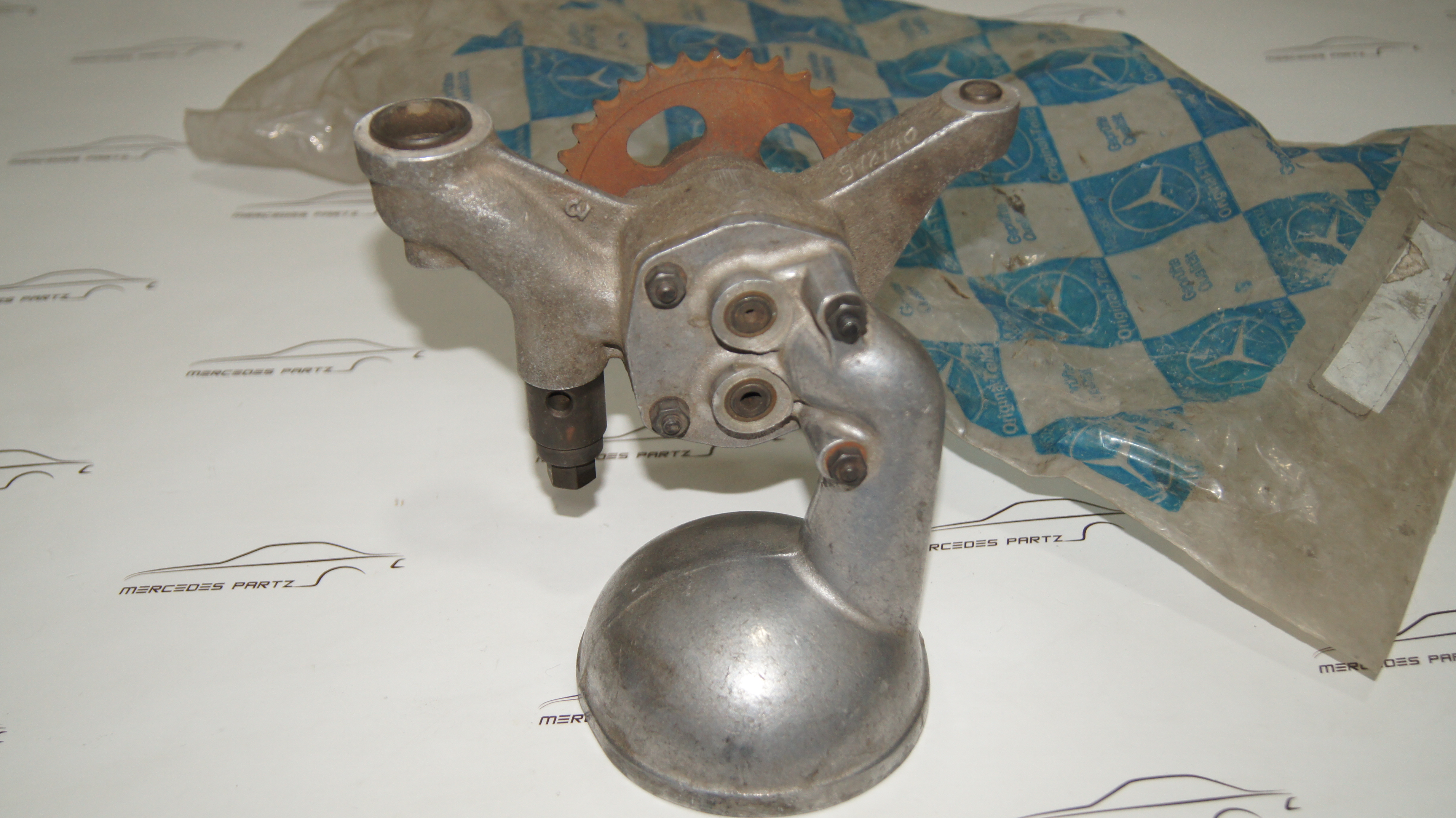 W100 W109 M100 oil pump Genuine Mercedes Part W100 W109 M100 oil pump Genuine Mercedes Part