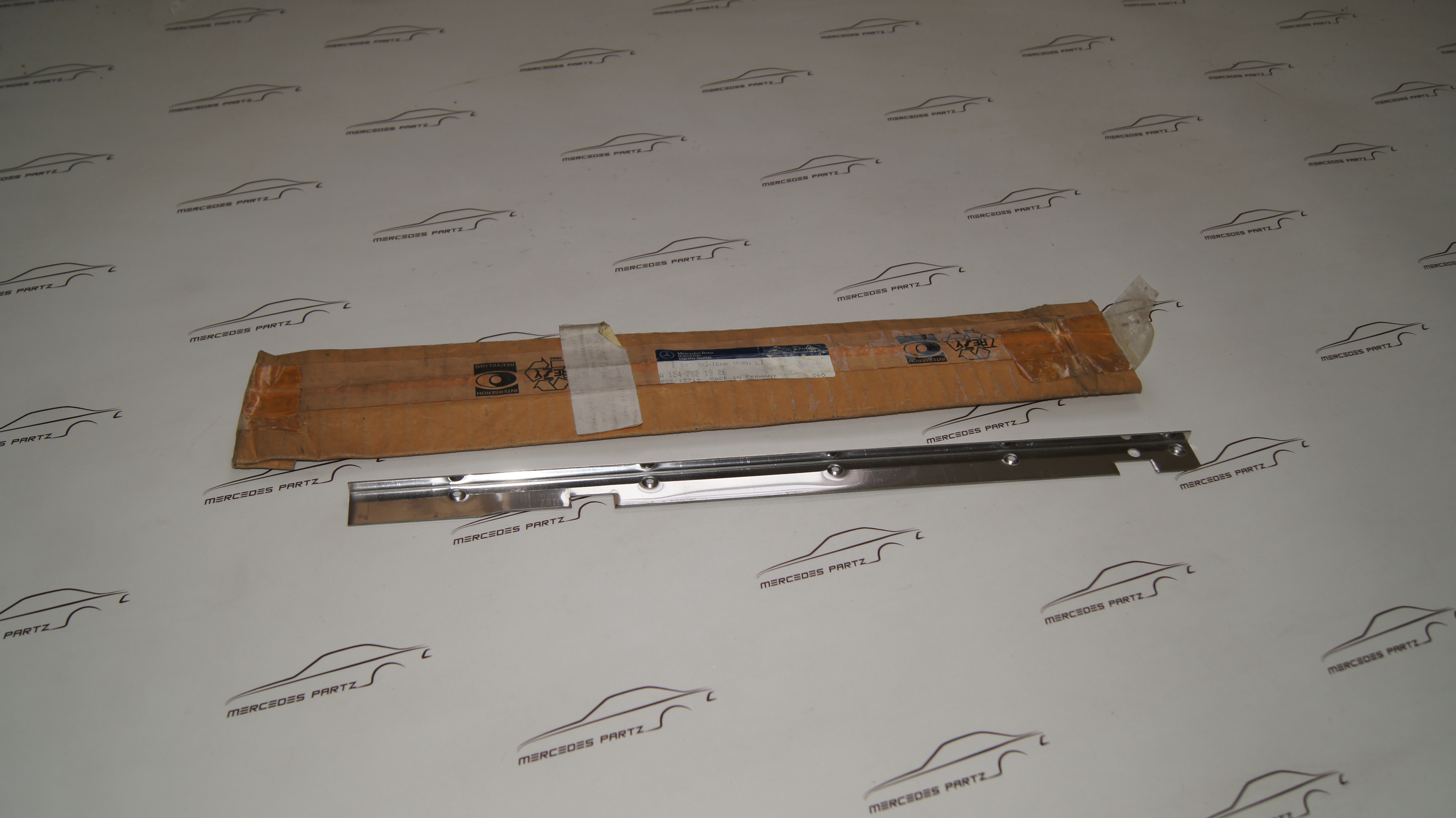 W463 W124 sunroof sliding rail front left Genuine Mercedes Part W463 W124 sunroof sliding rail front left Genuine Mercedes Part