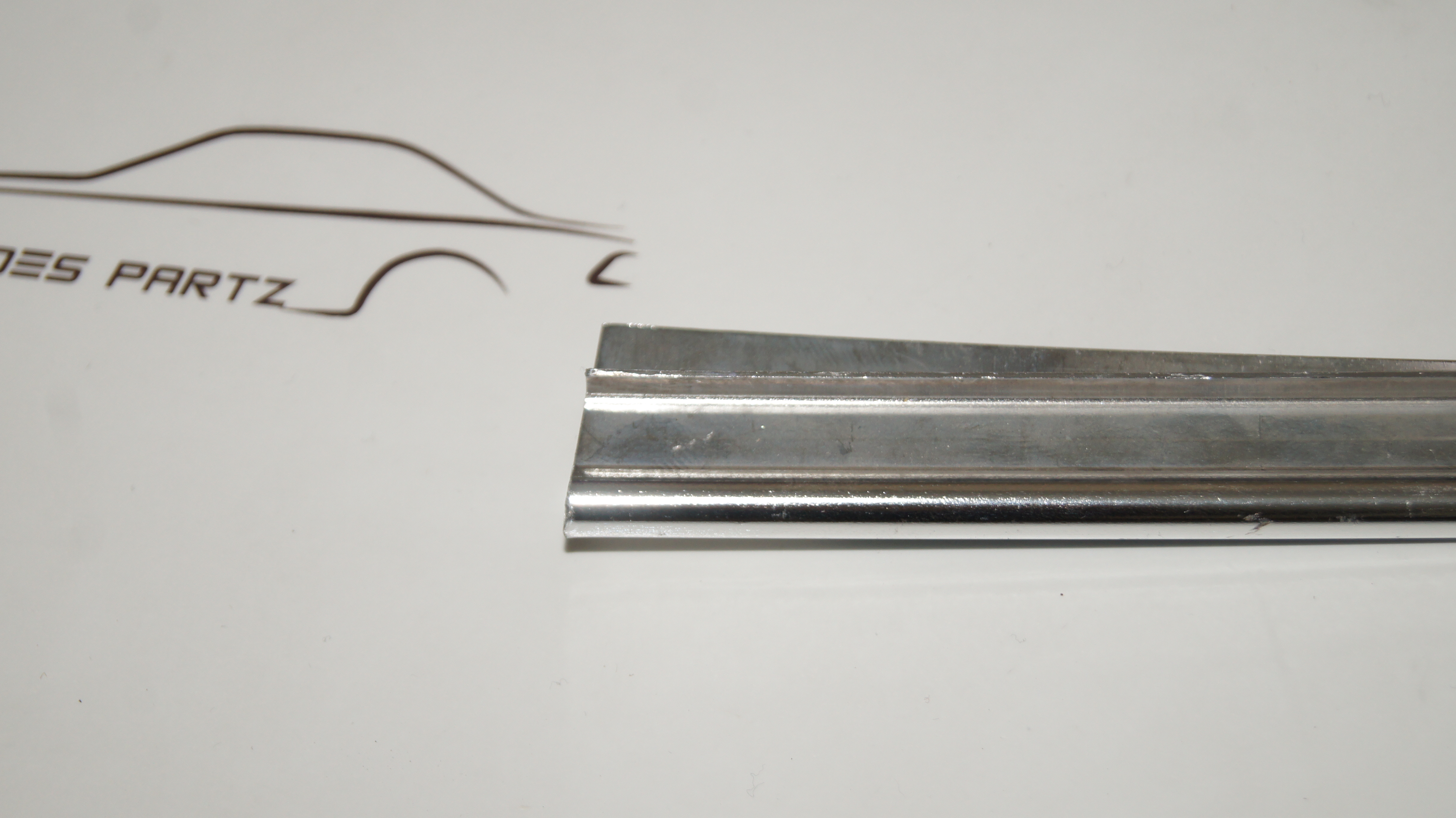 W116 front left door rear garnish moulding Genuine Mercedes Part W116 front left door rear garnish moulding Genuine Mercedes Part