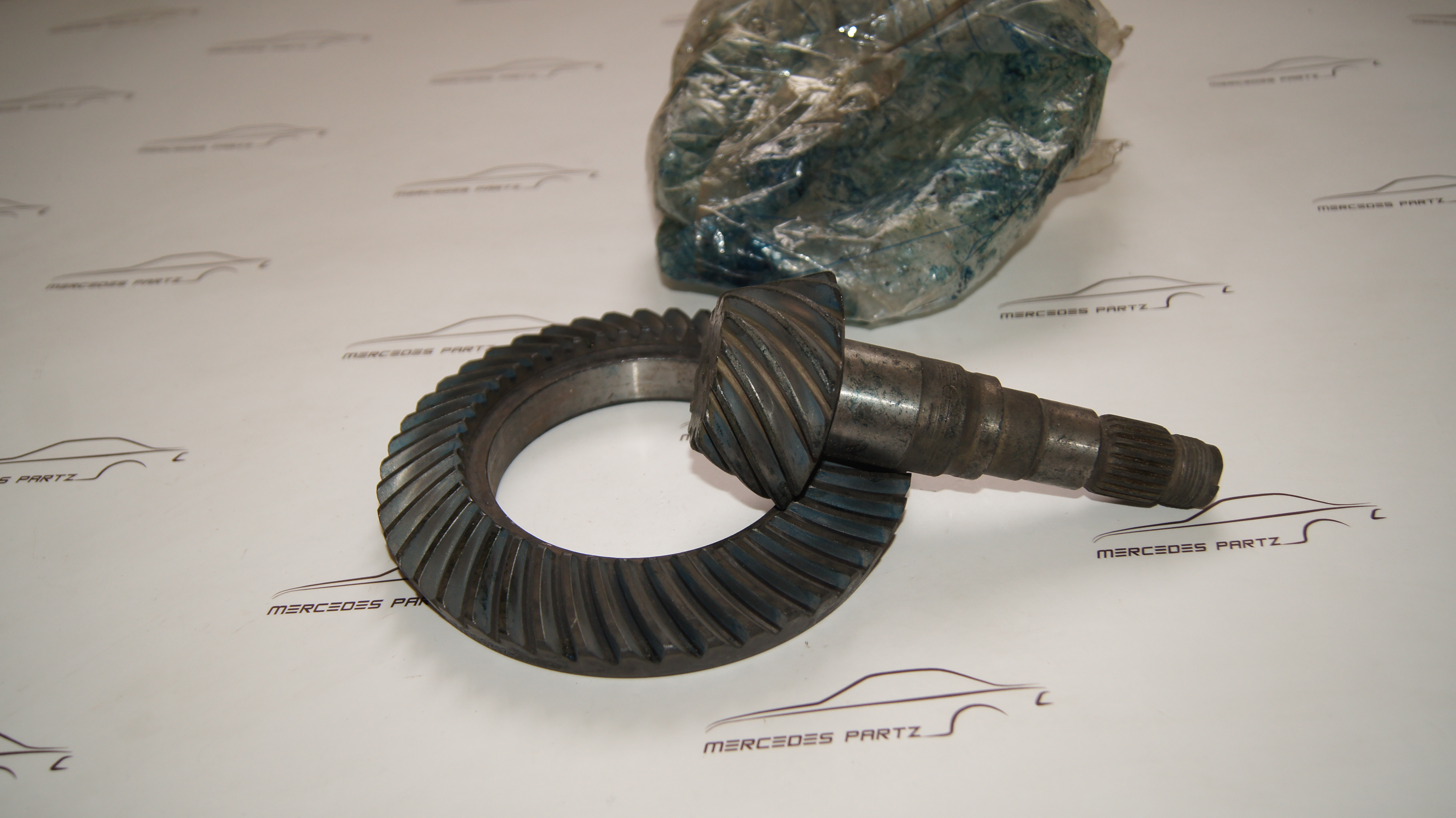 W201 W202 W124 rear axle ring gear and pinion gear set 1:3.46 Genuine Mercedes Part W201 W202 W124 rear axle ring gear and pinion gear set 1:3.46 Genuine Mercedes Part