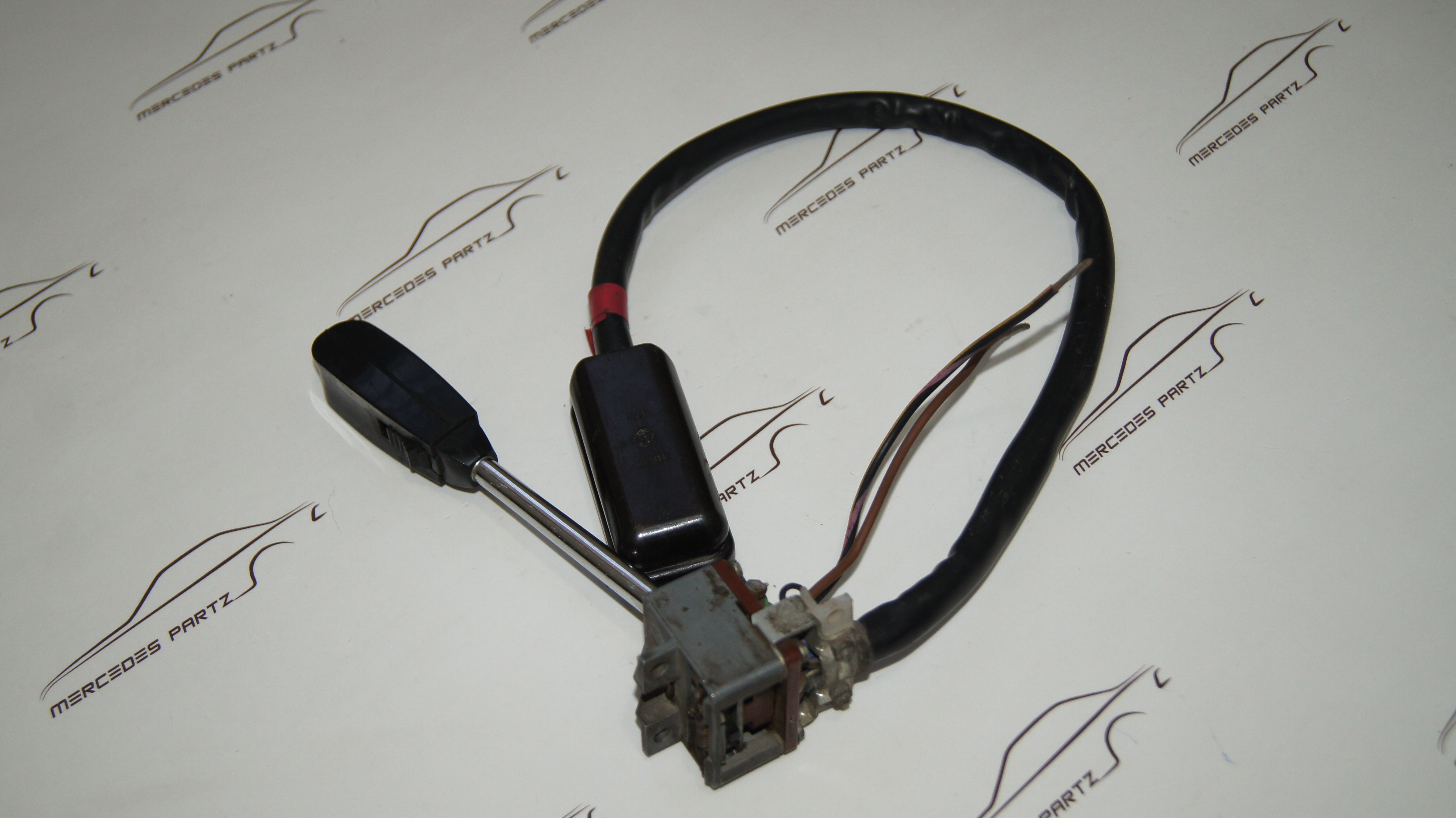 W100 600 turn signal lever switch A0015459824 NOS Genuine Mercedes Part W100 600 turn signal lever switch A0015459824 NOS Genuine Mercedes Part