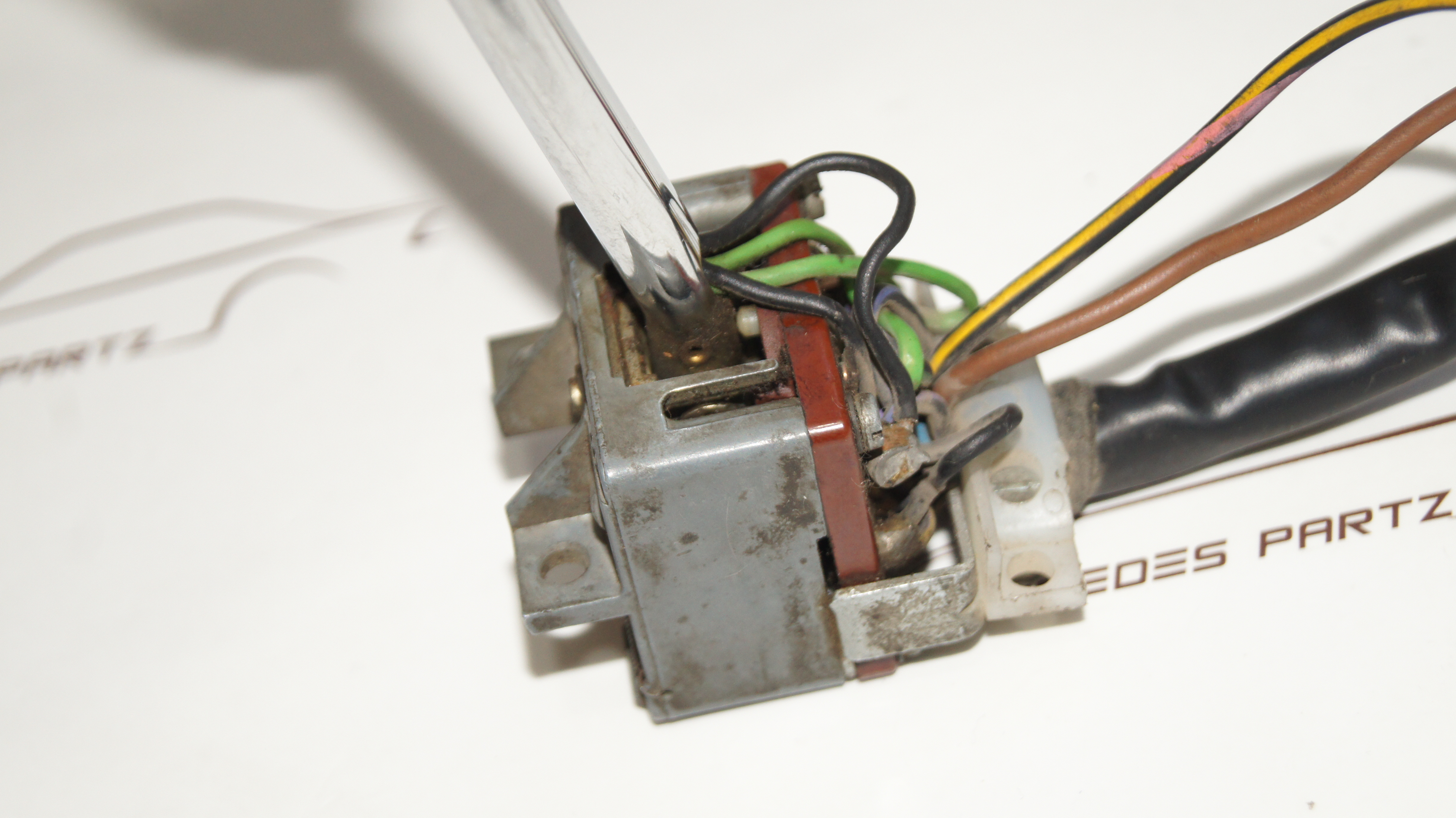 W100 600 turn signal lever switch A0015459824 NOS Genuine Mercedes Part W100 600 turn signal lever switch A0015459824 NOS Genuine Mercedes Part