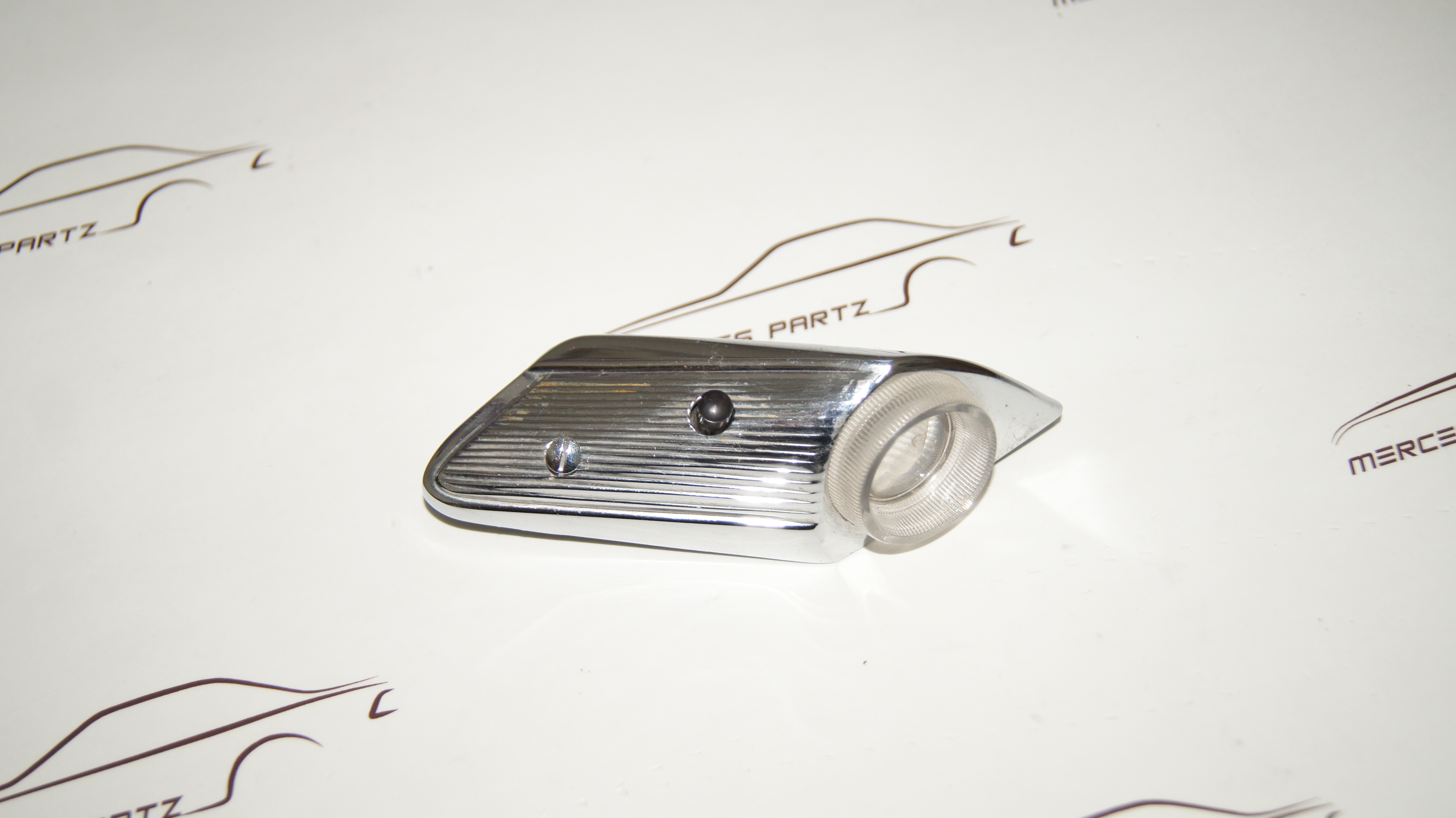 A1008200452 W100 W110 W111 rear right reading lamp Genuine Mercedes Part A1008200452 W100 W110 W111 rear right reading lamp Genuine Mercedes Part